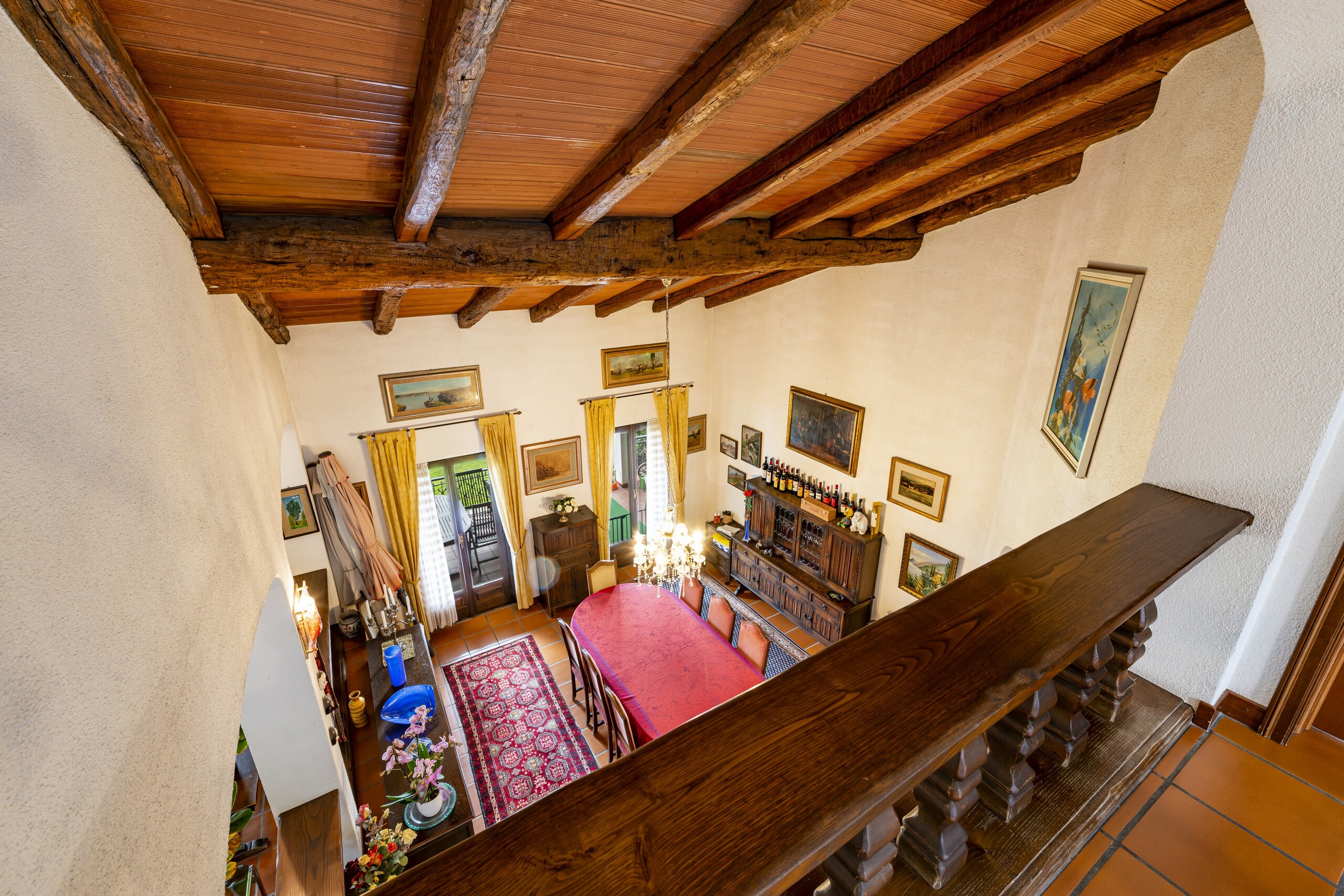 Historisches Esszimmer mit Holzbalkendecke