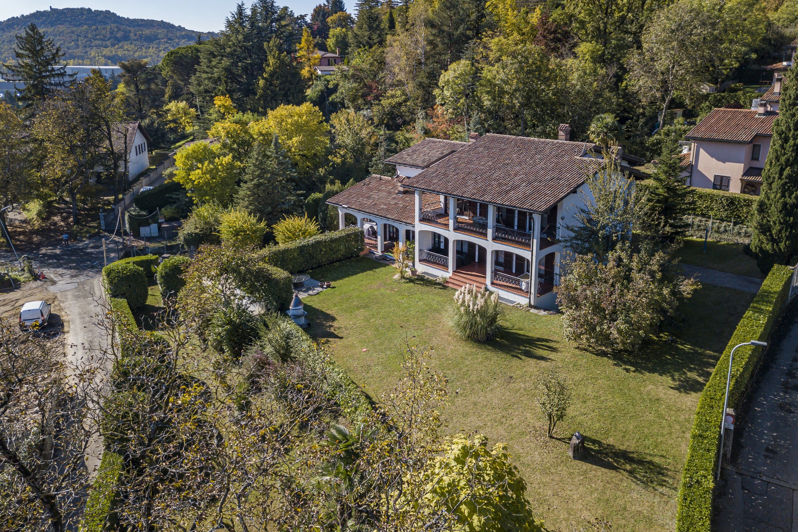 Villa mit großem Garten in grüner Hanglage
