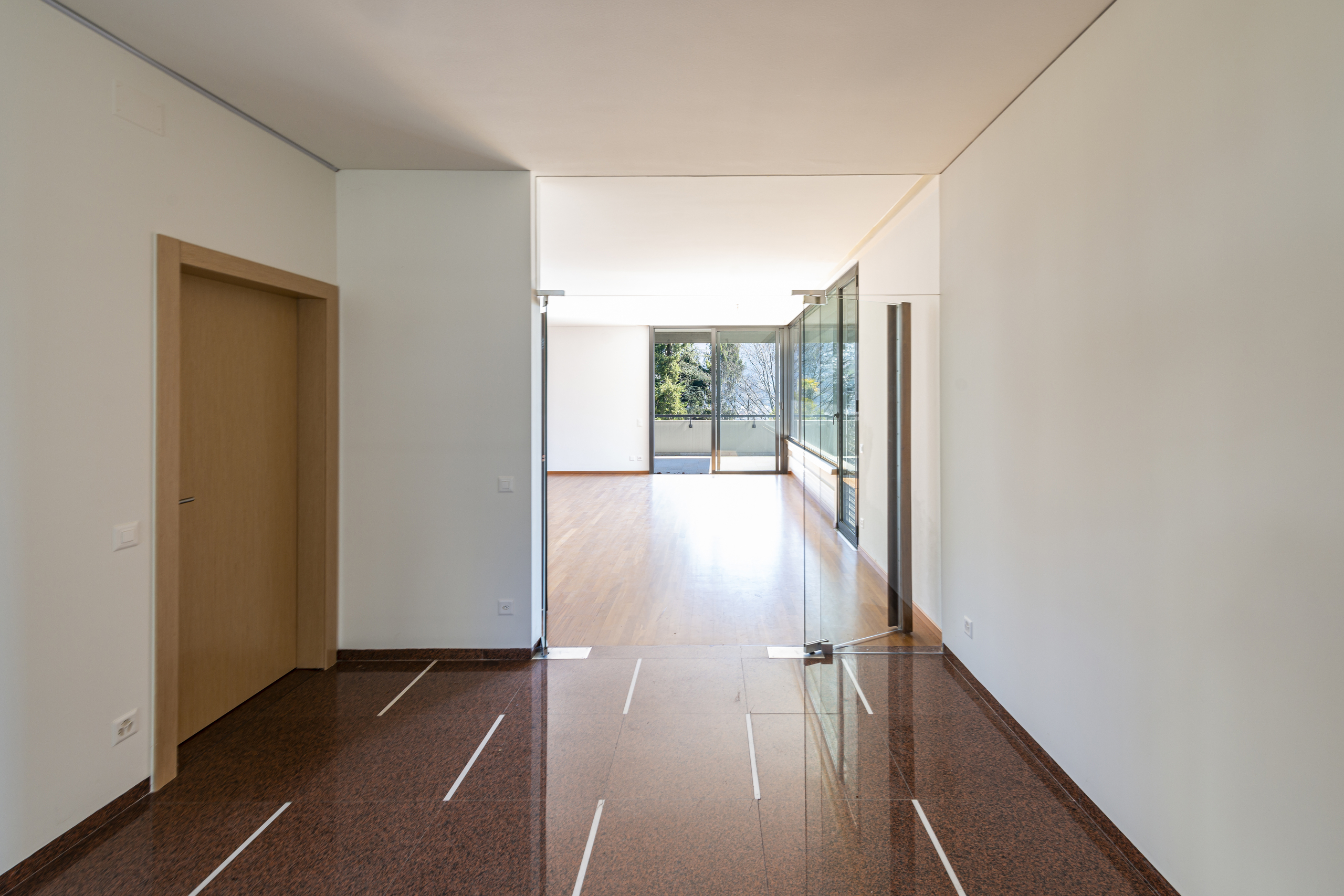Moderner Flur mit Blick ins helle Wohn-/Esszimmer