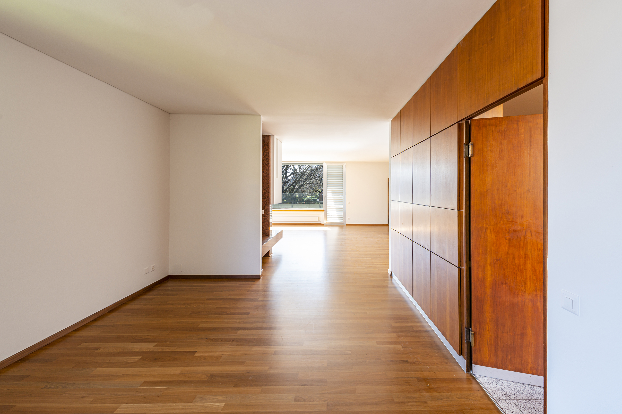 Heller Wohnbereich mit Holzpaneelwand