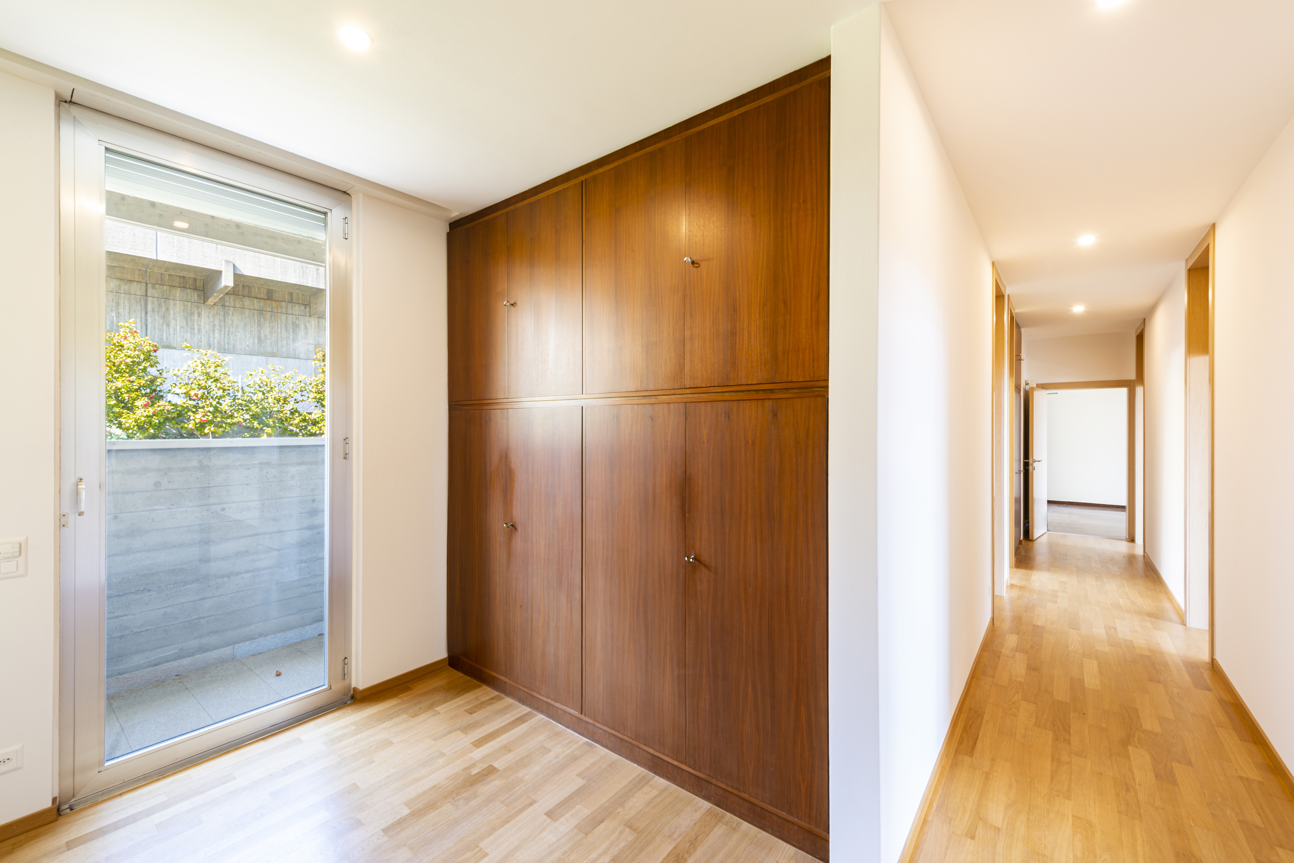 Heller Flur mit Einbauschrank und Blick ins Freie