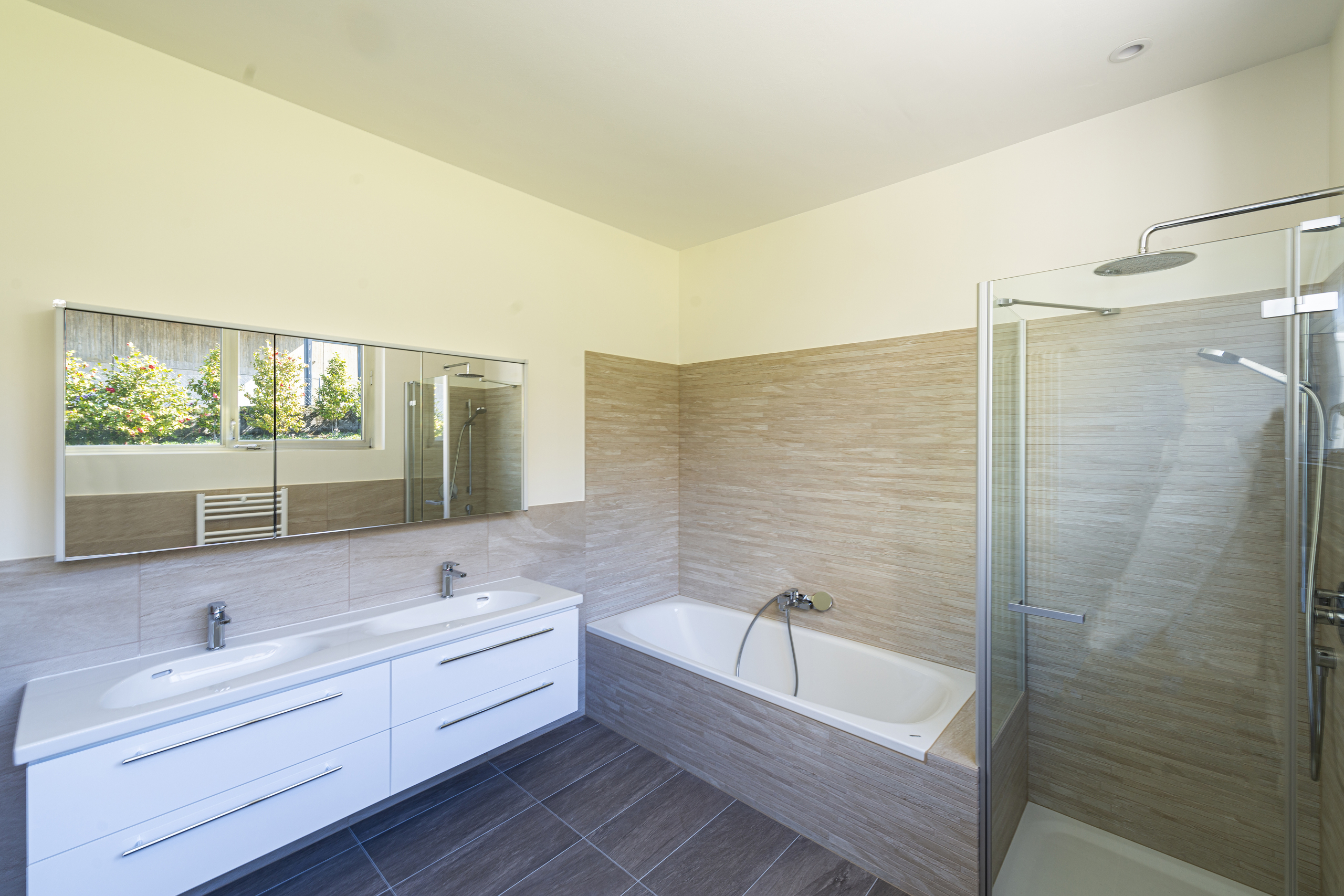 Modernes Badezimmer mit Badewanne und Dusche