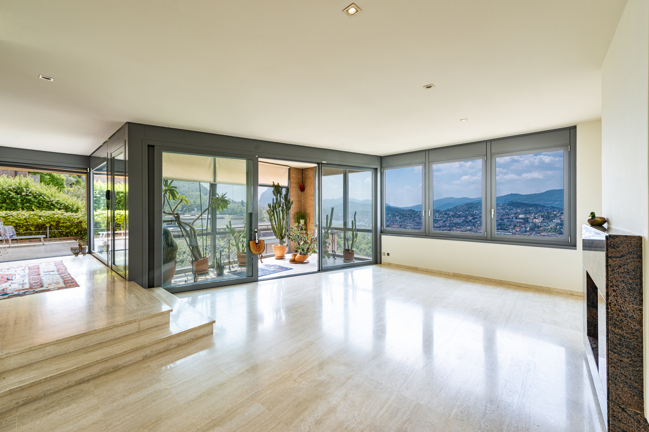 Helles Wohninterieur mit Panoramafenstern und Bergblick