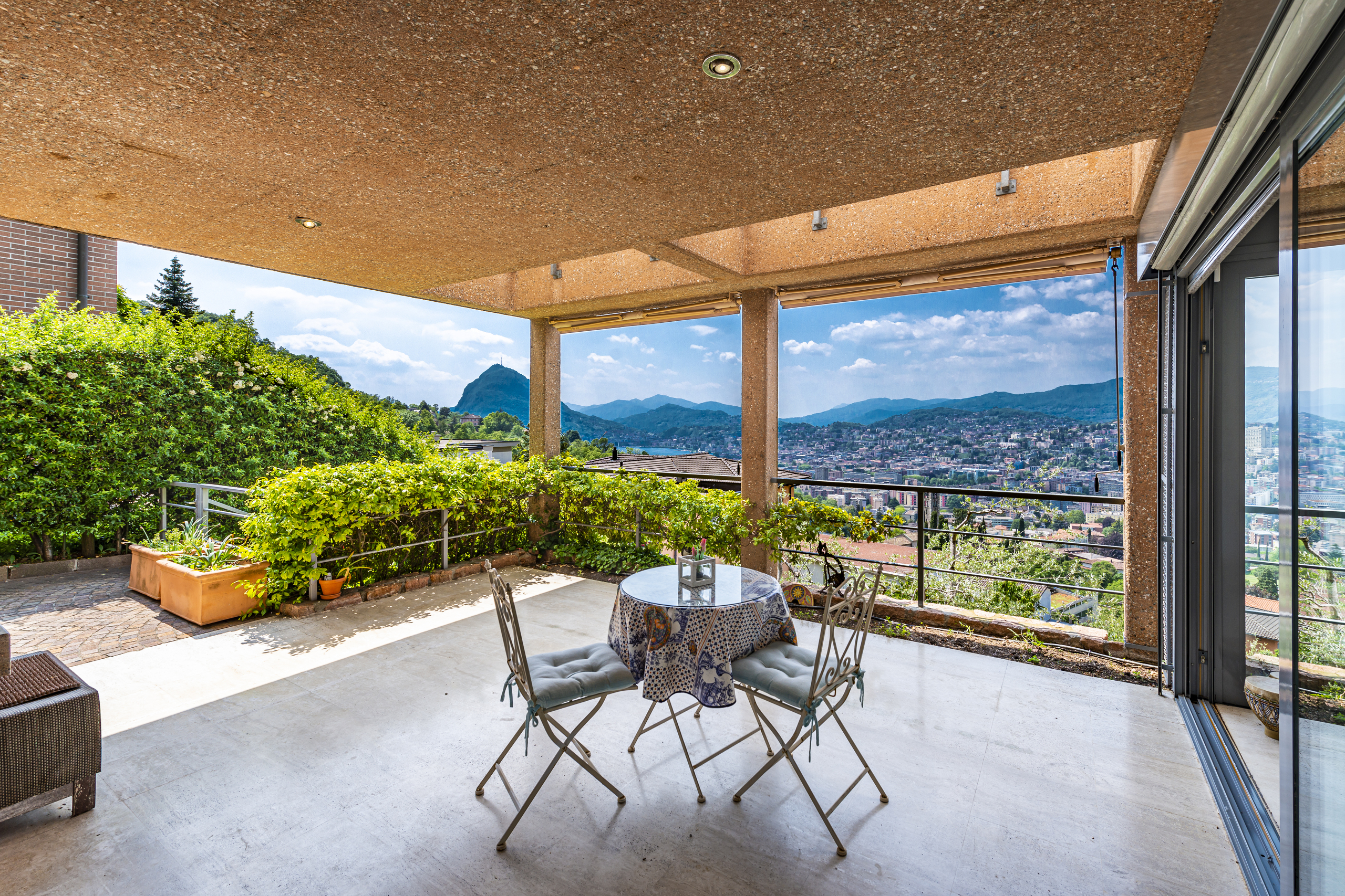 Großzügige Terrasse mit Panoramablick