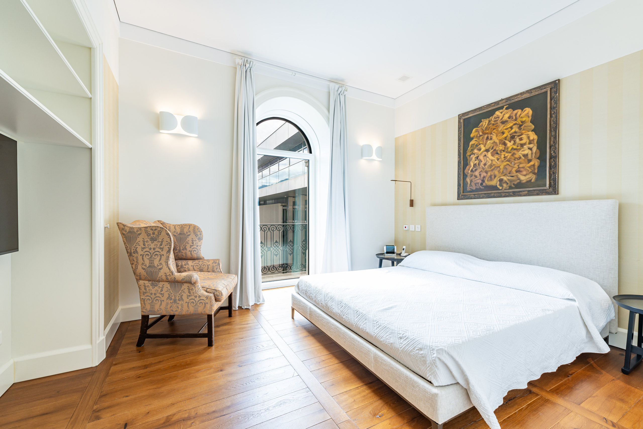 Helles Schlafzimmer mit hohen Decken