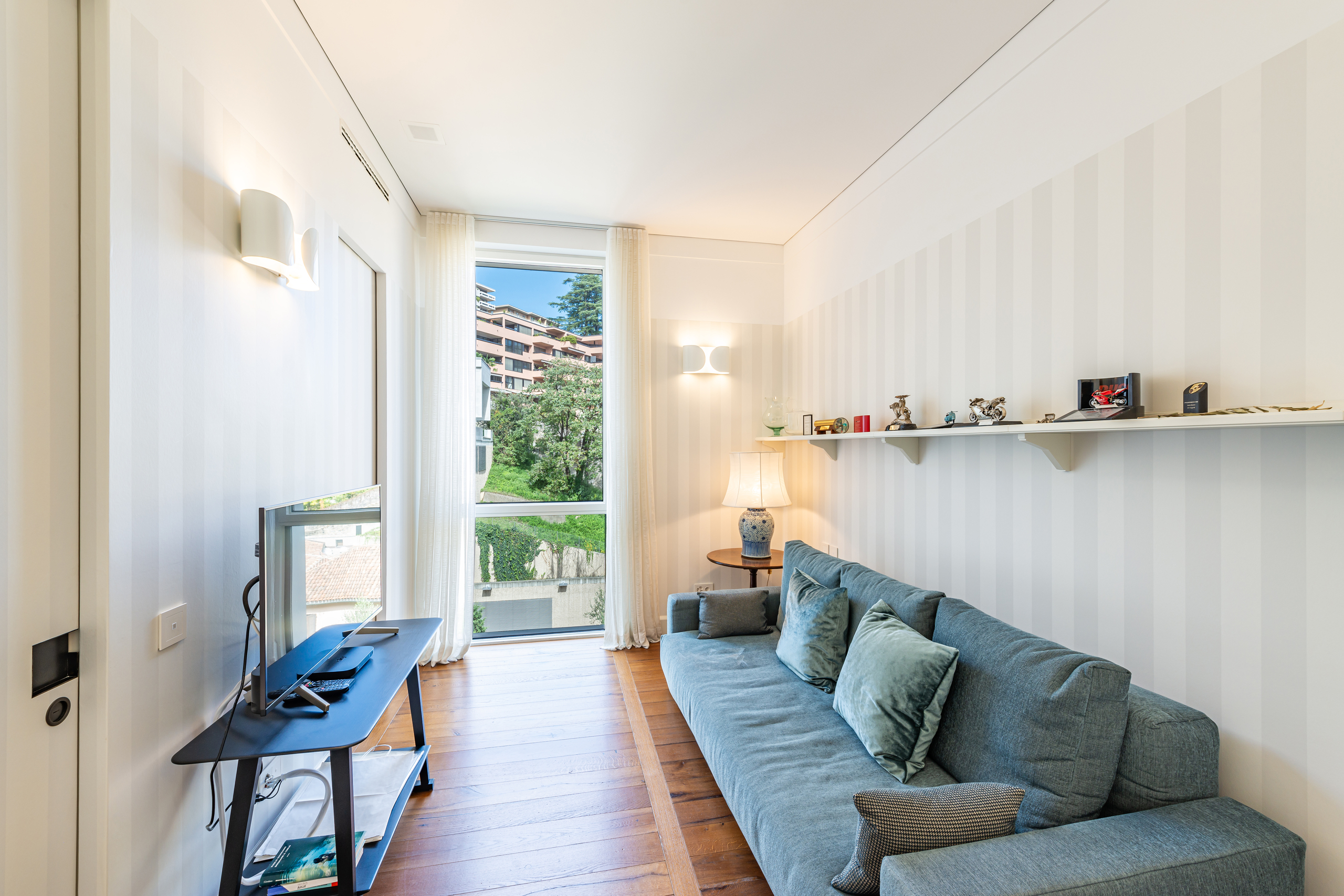Helles Wohn-/Lesezimmer mit Sofa und Fensterblick
