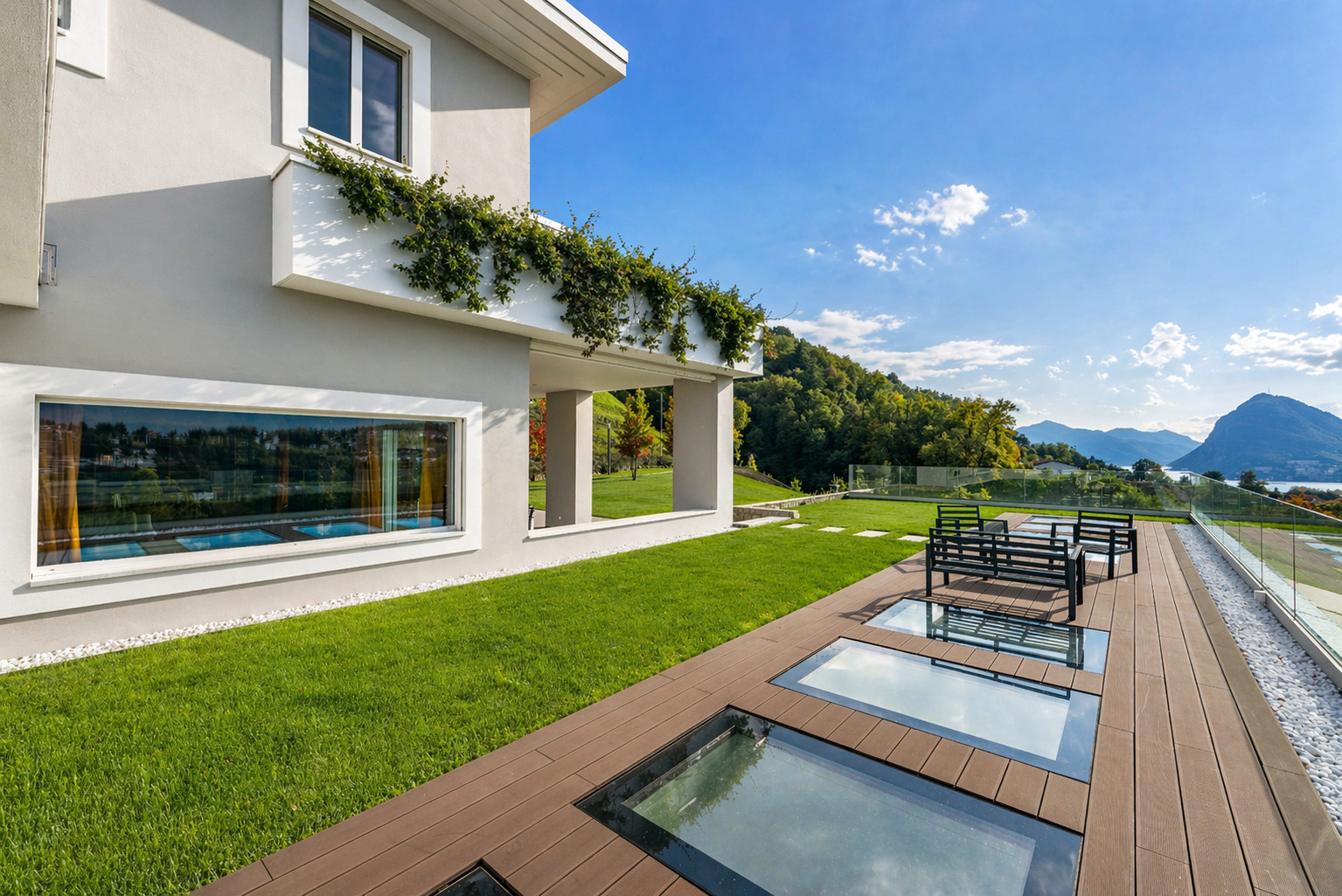 Moderne Villa mit Terrasse und Bergblick