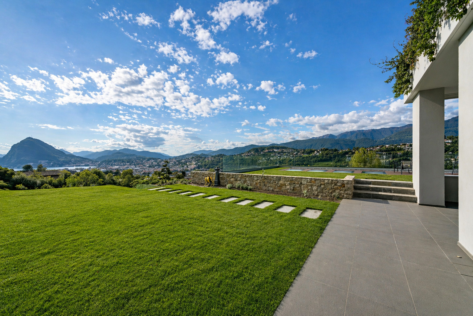 Luxuriöser Garten mit Bergblick