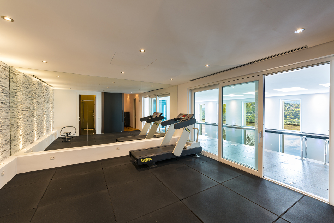 Fitnessraum mit Poolblick