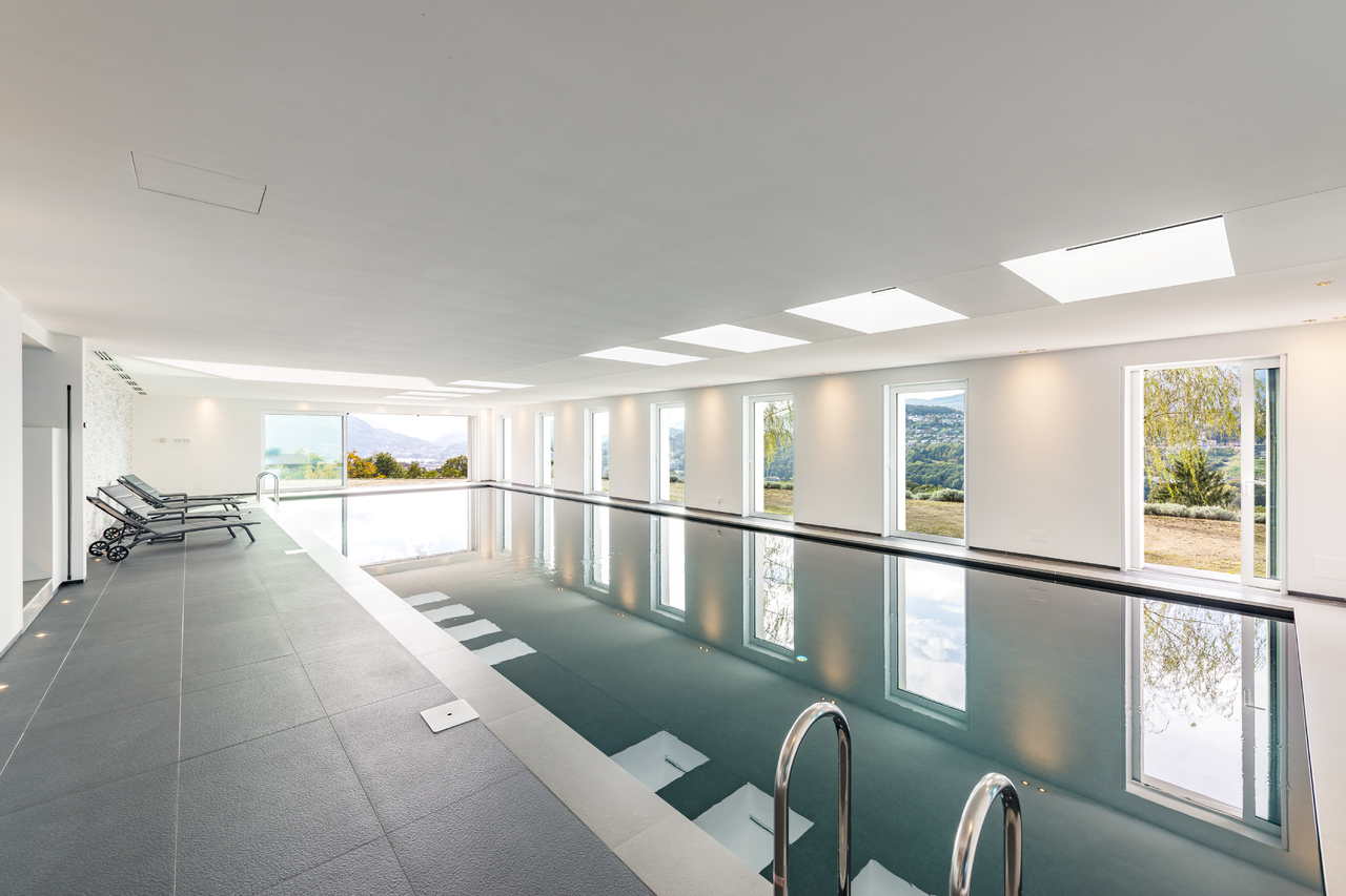 Innenpool mit Panoramafenstern