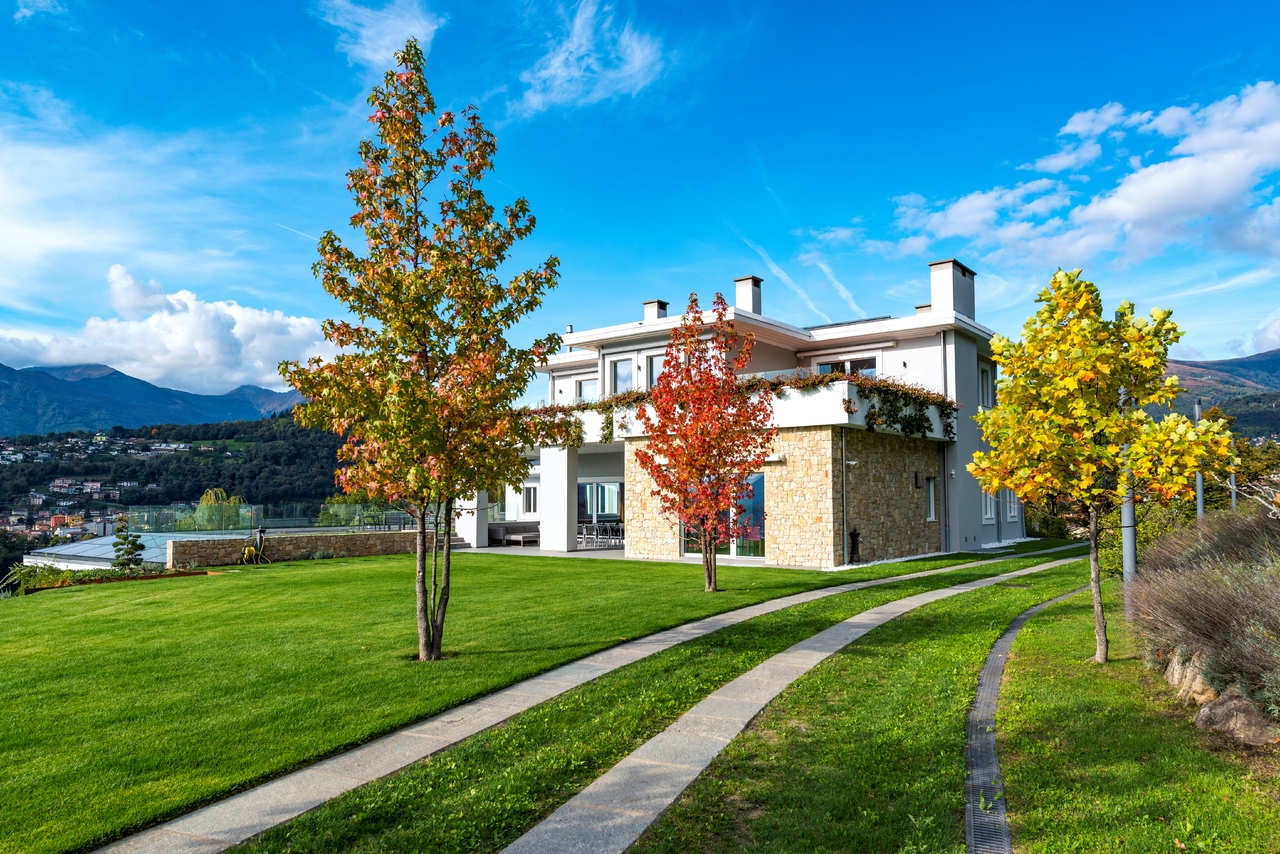 Moderner Villenbau mit Garten und Bergblick