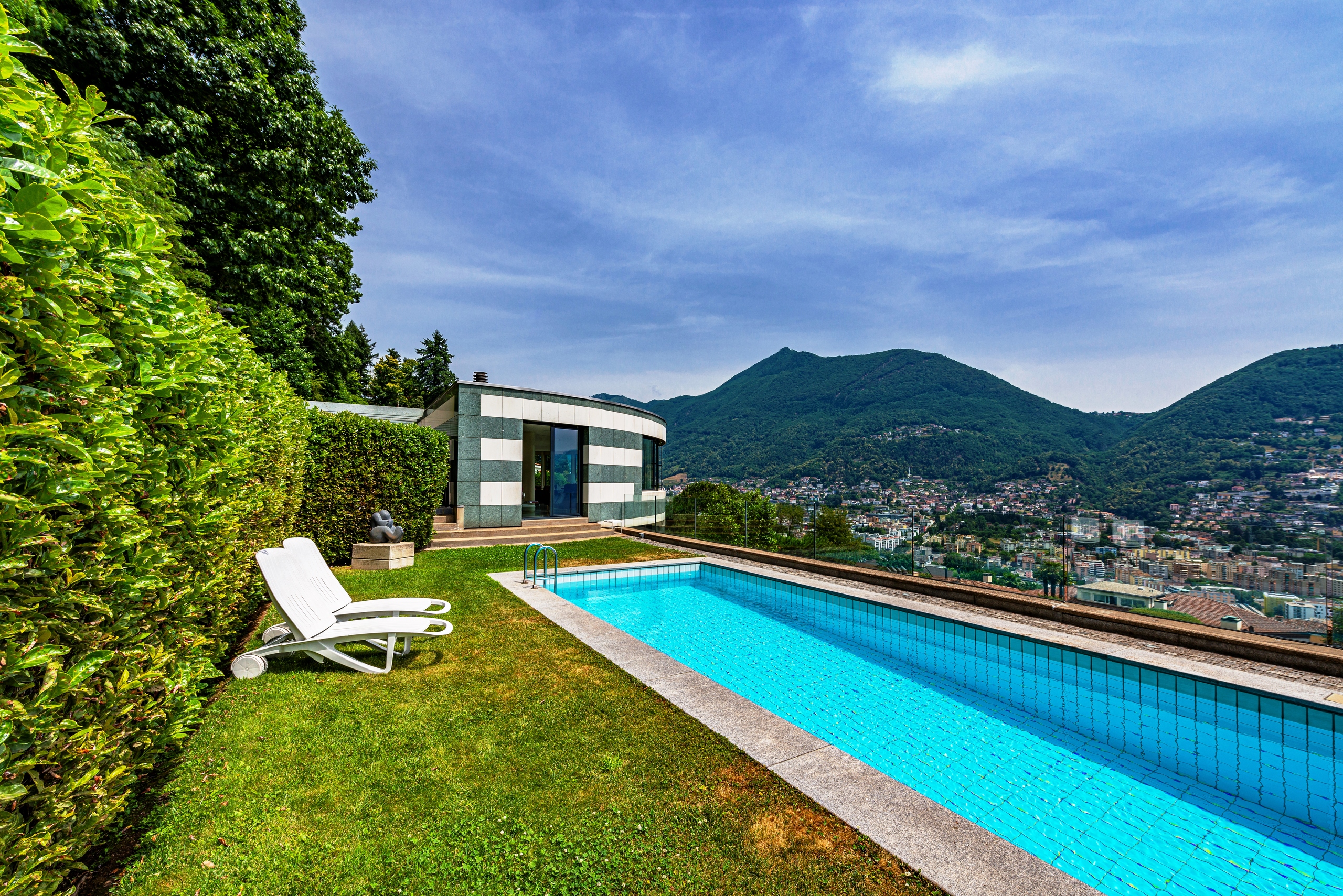 Luxuriöser Außenbereich mit Pool und Panoramablick