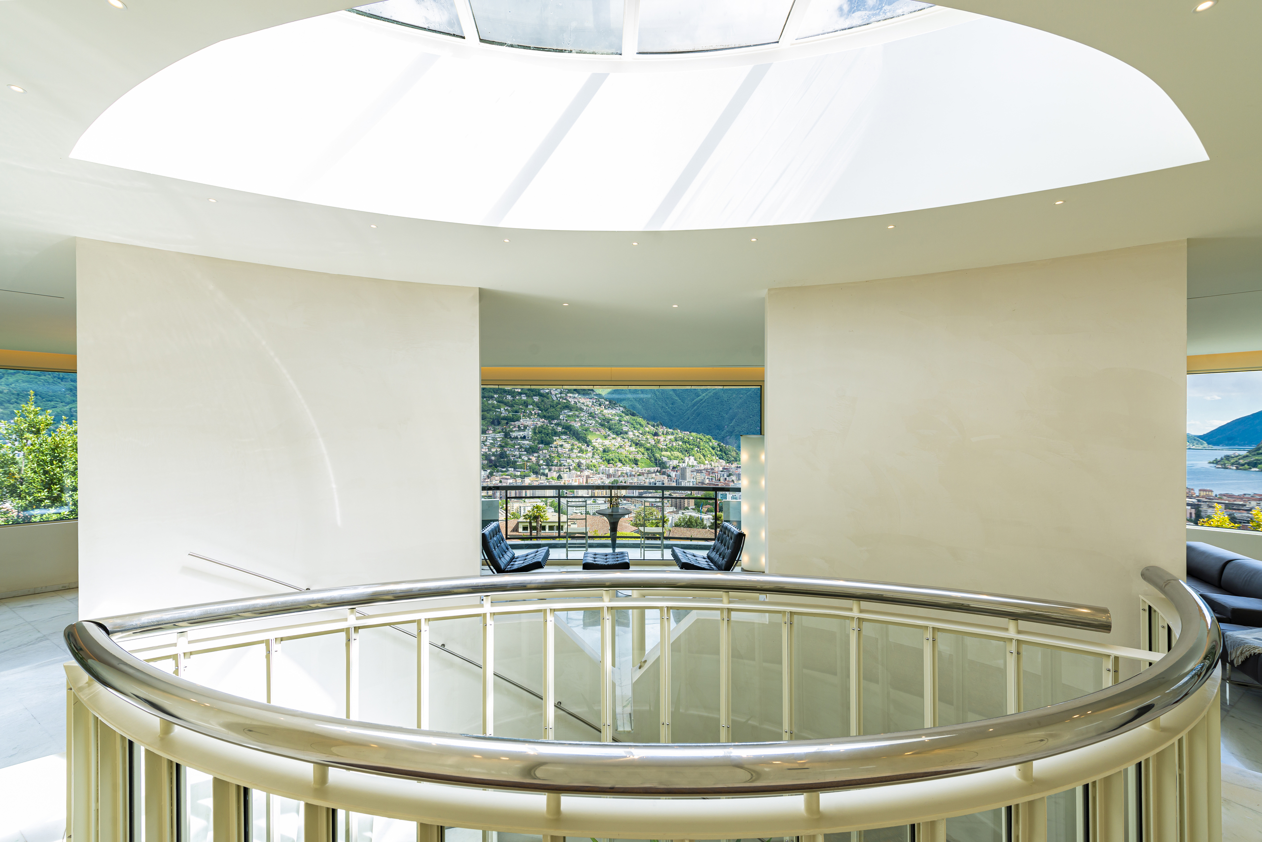 Helle Galerie mit Rundtreppe und Panoramablick