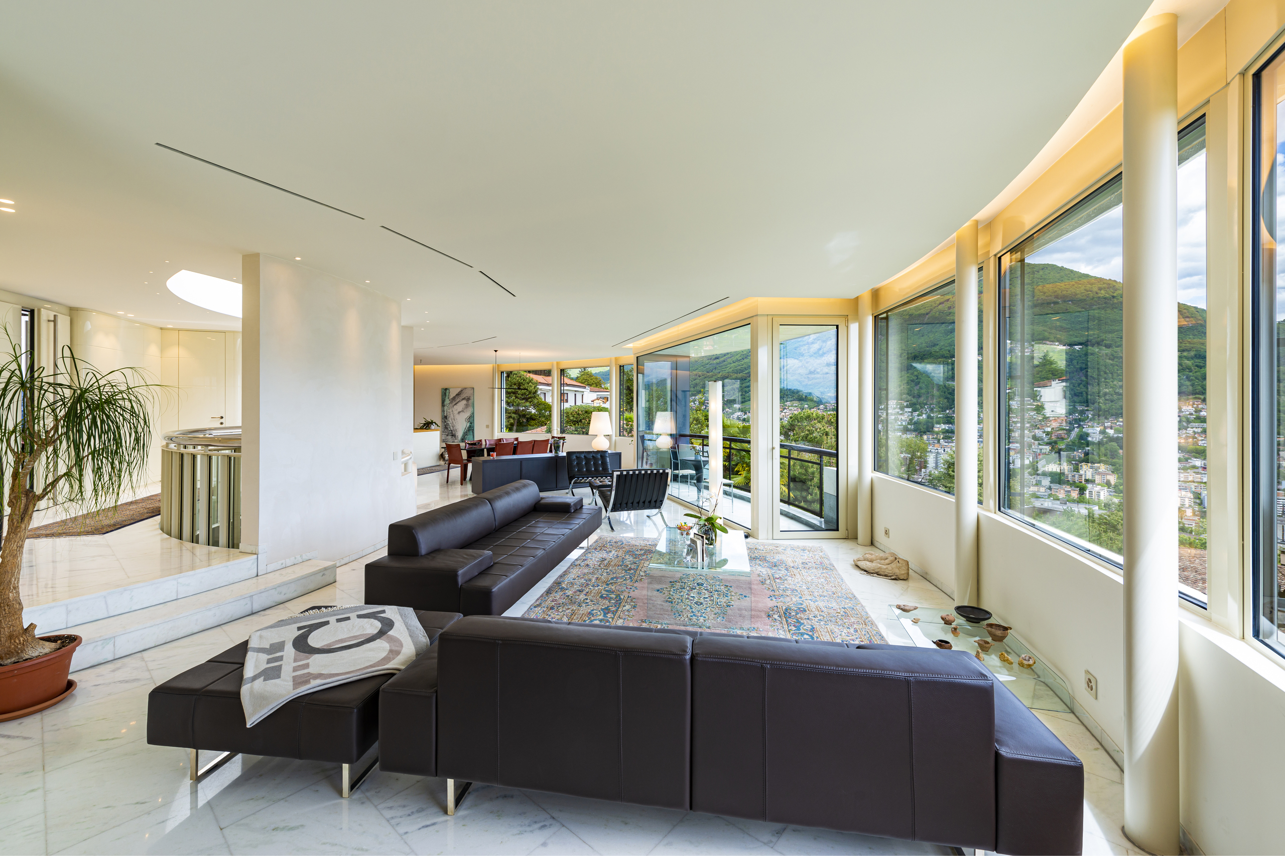 Panoramisches Wohnzimmer mit Bergblick
