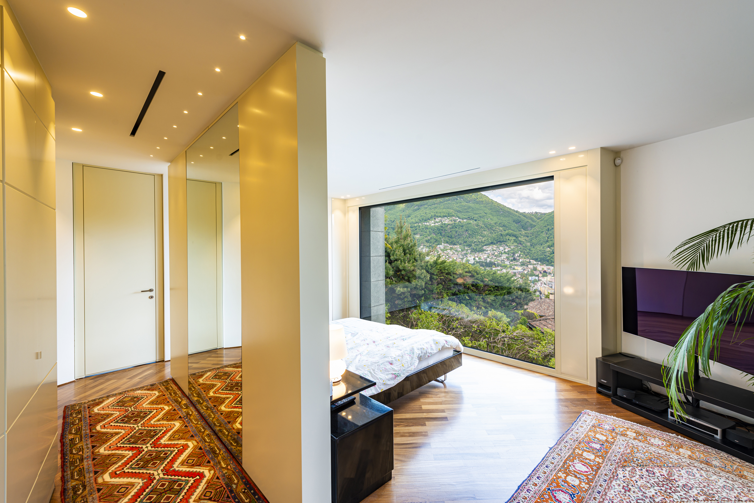 Modernes Schlafzimmer mit Panoramafenster