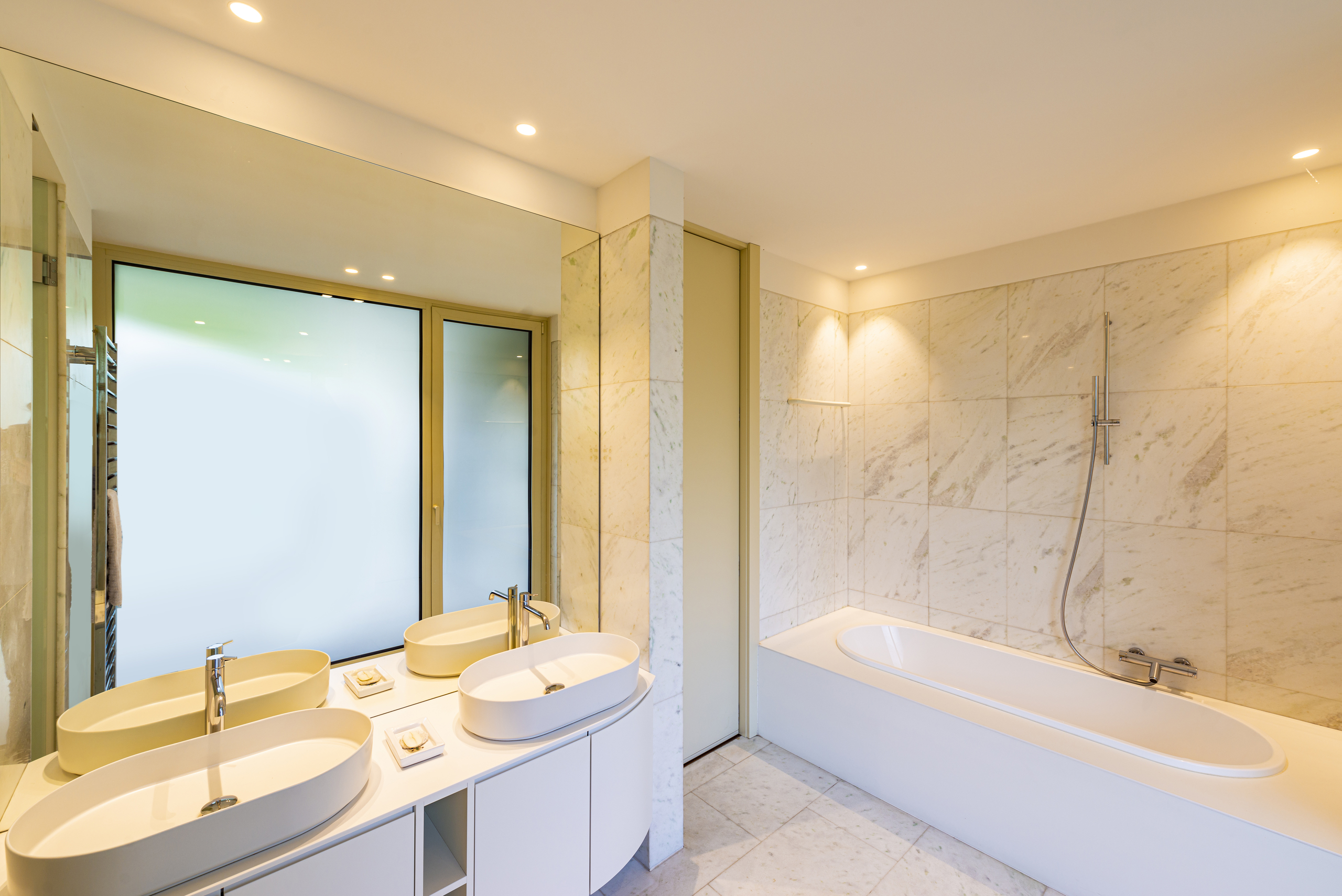 Modernes Badezimmer mit Doppelwaschtisch und Badewanne
