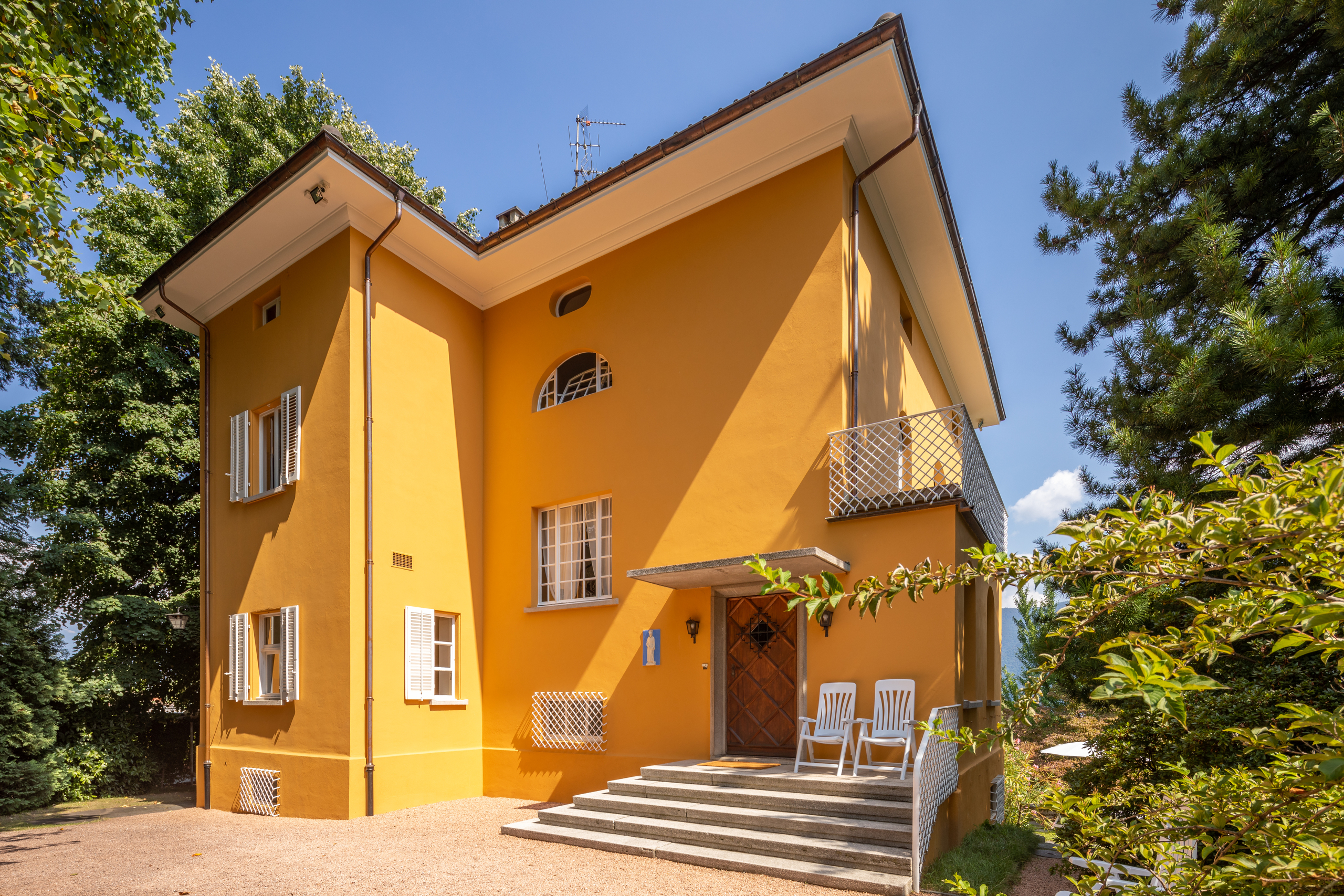 Gelbes Wohnhaus mit Außenbereich