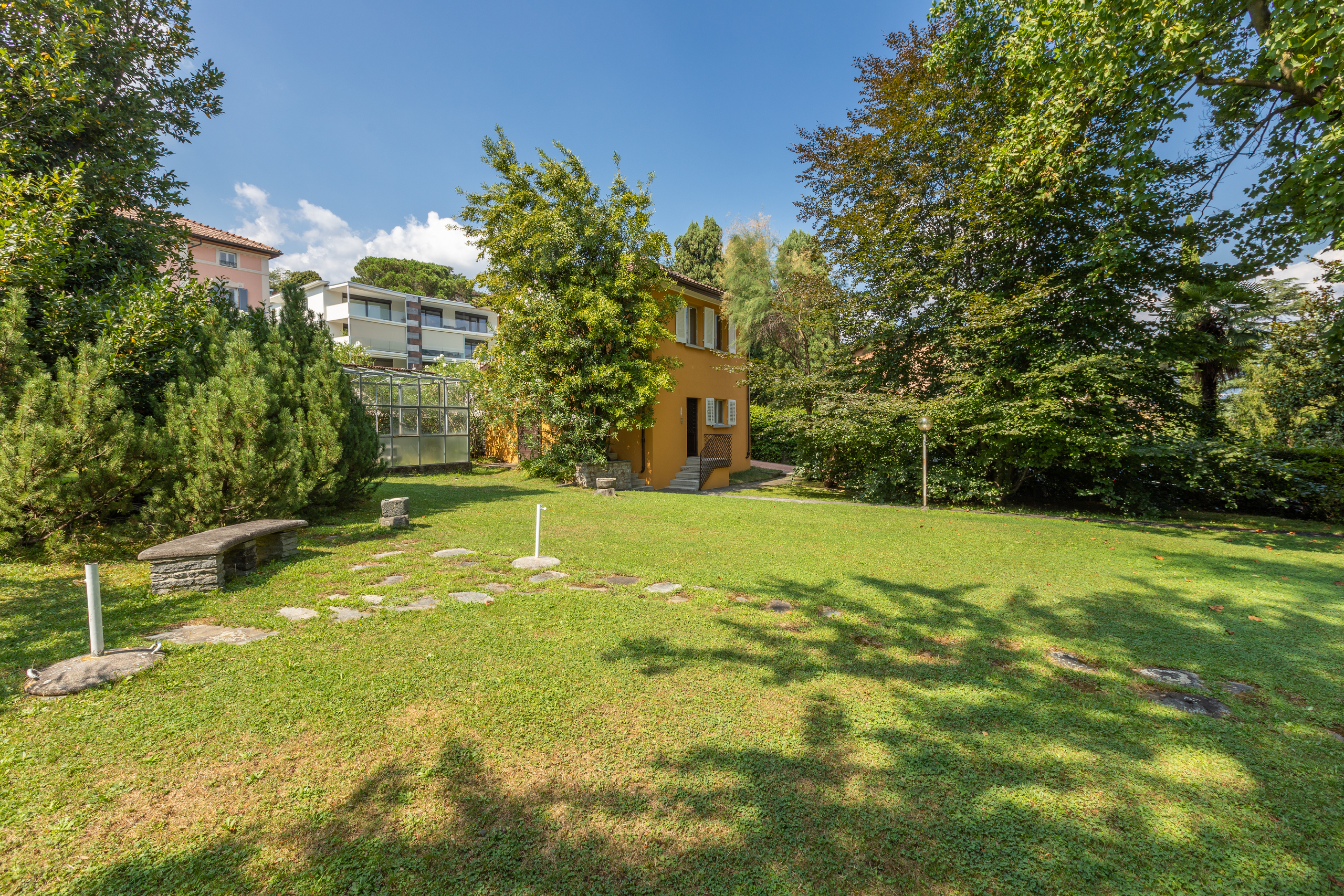 Gartenansicht eines Hauses mit viel Grün