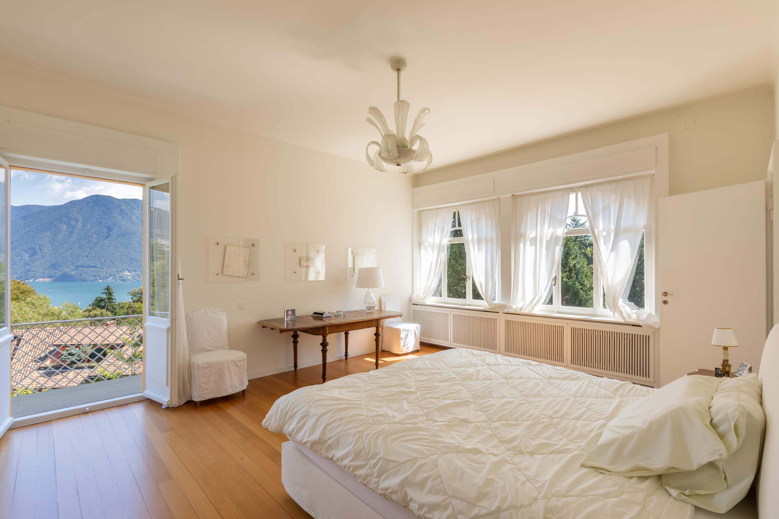 Helles Schlafzimmer mit Seeblick und Balkon