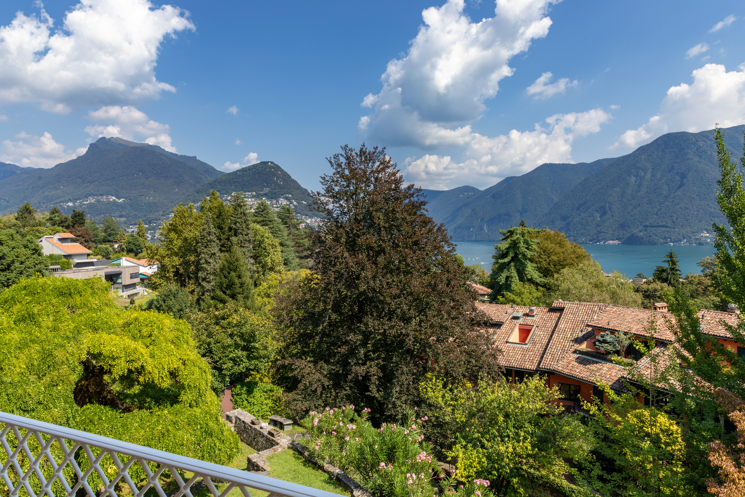 Seeblick mit Bergpanorama und Garten