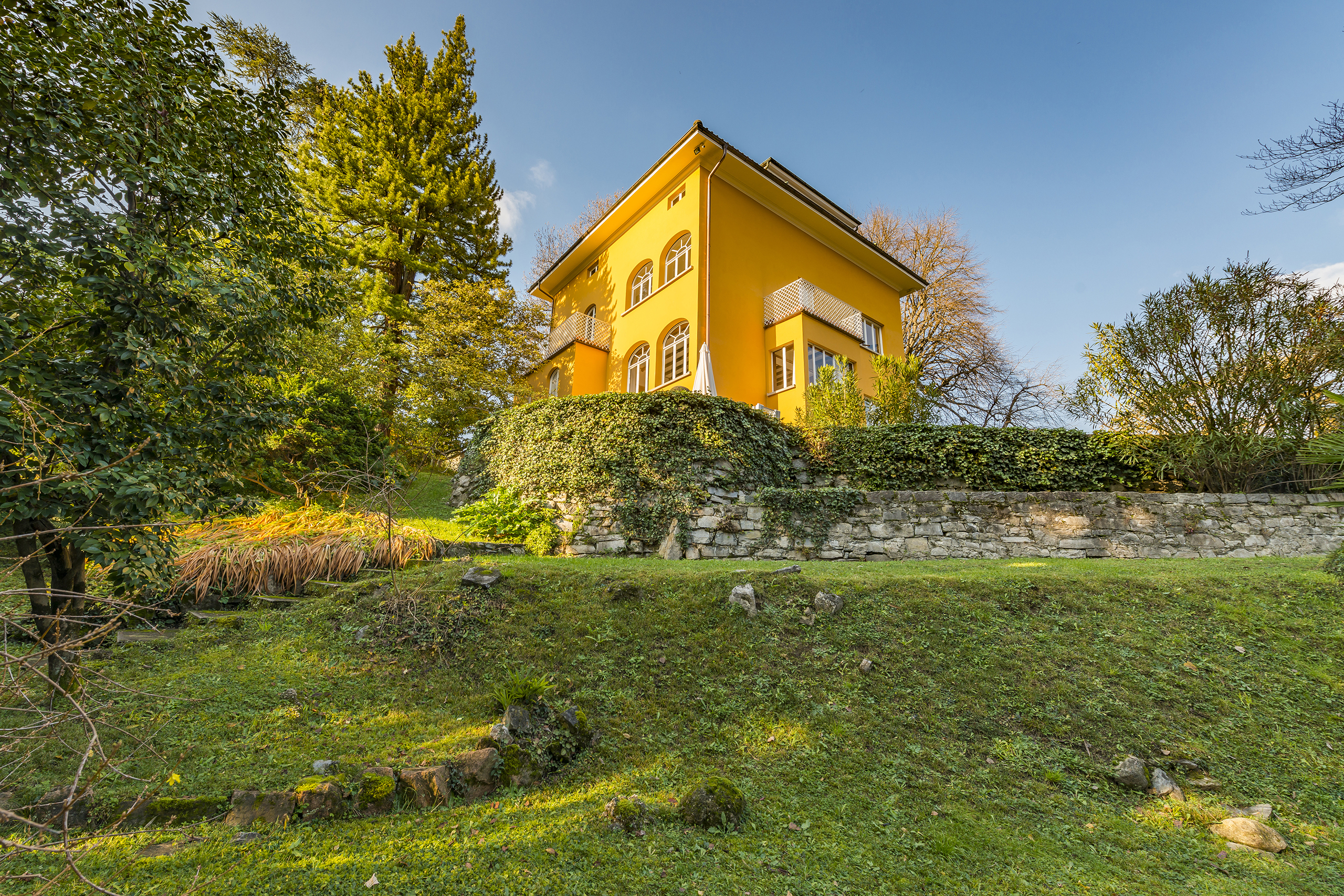 Gelbes Einfamilienhaus im Grünen