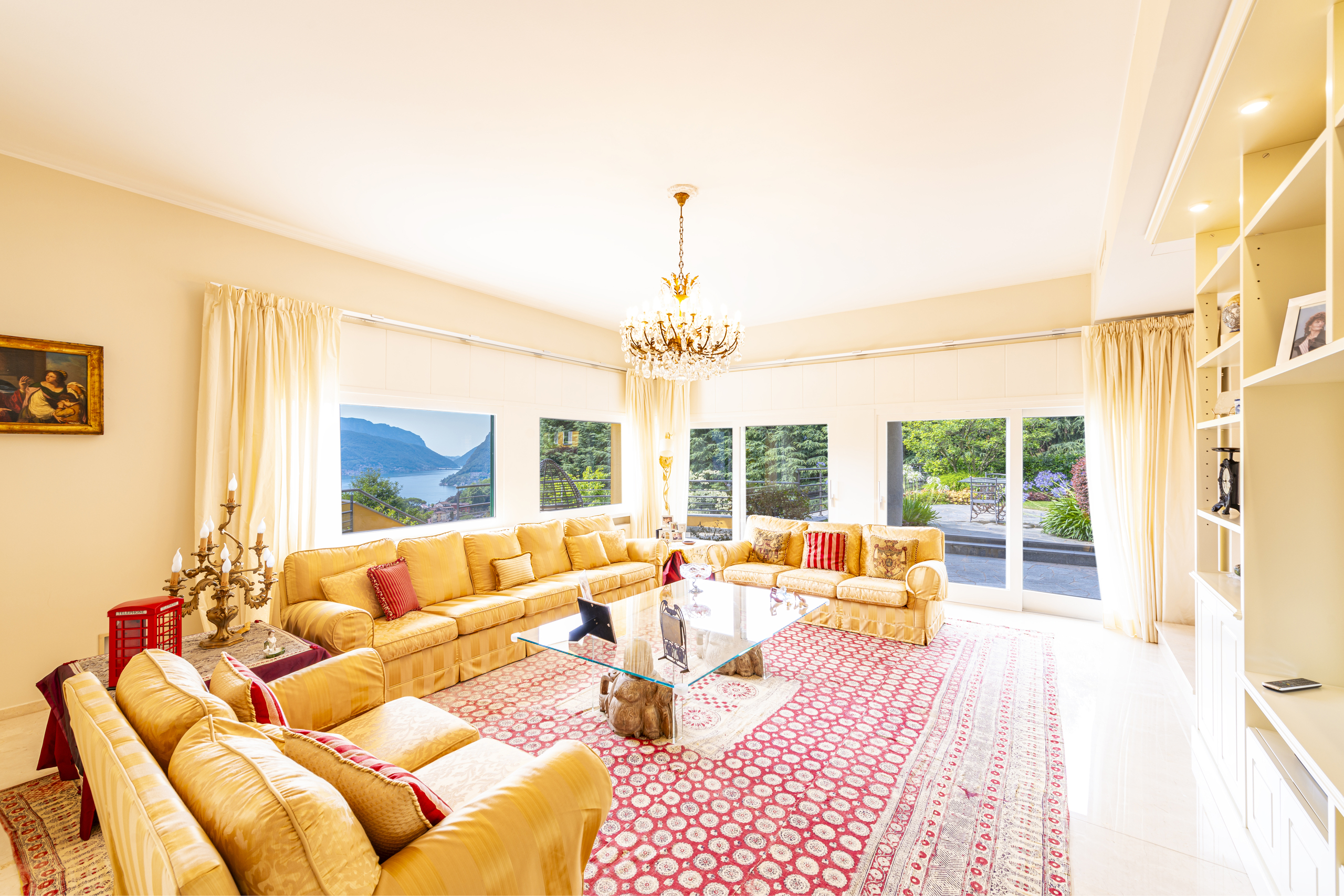Helles, luxuriöses Wohnzimmer mit Berg- und Gartenblick