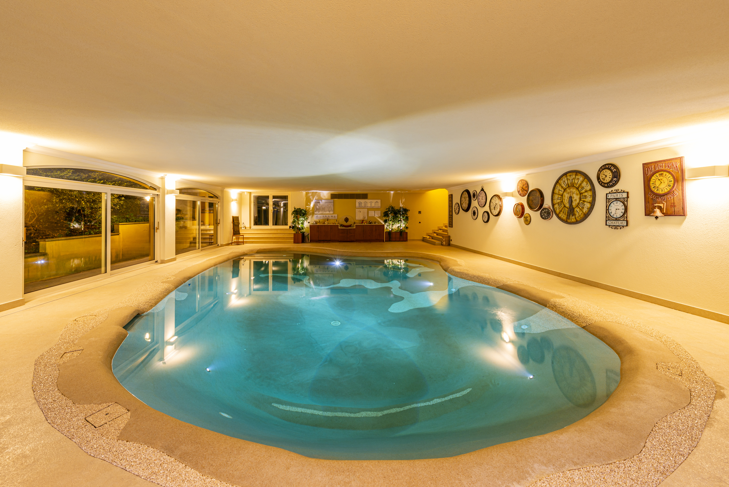 Innenpool mit Lounge-Bereich