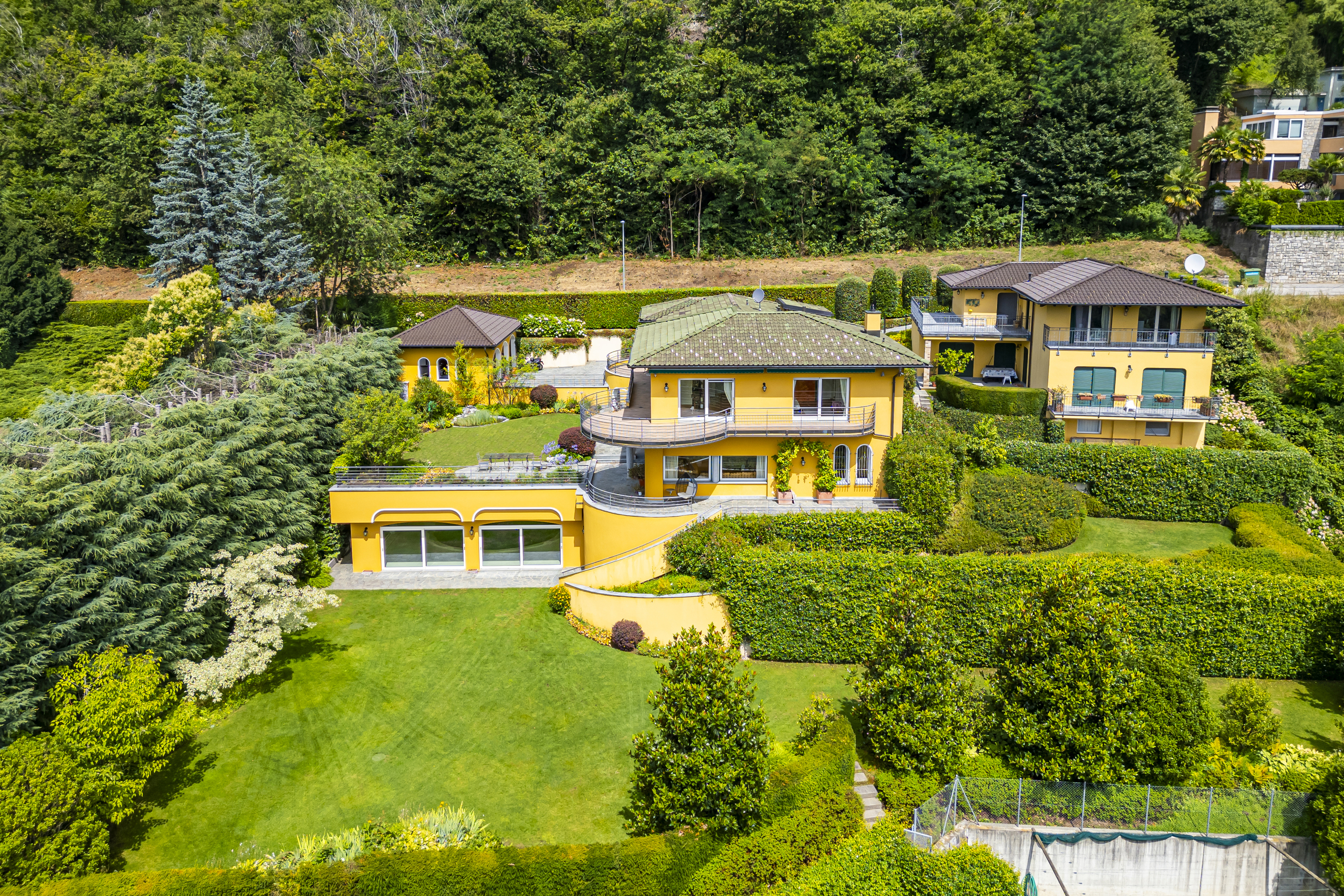 Luxuriöse Villenanlage im Grünen