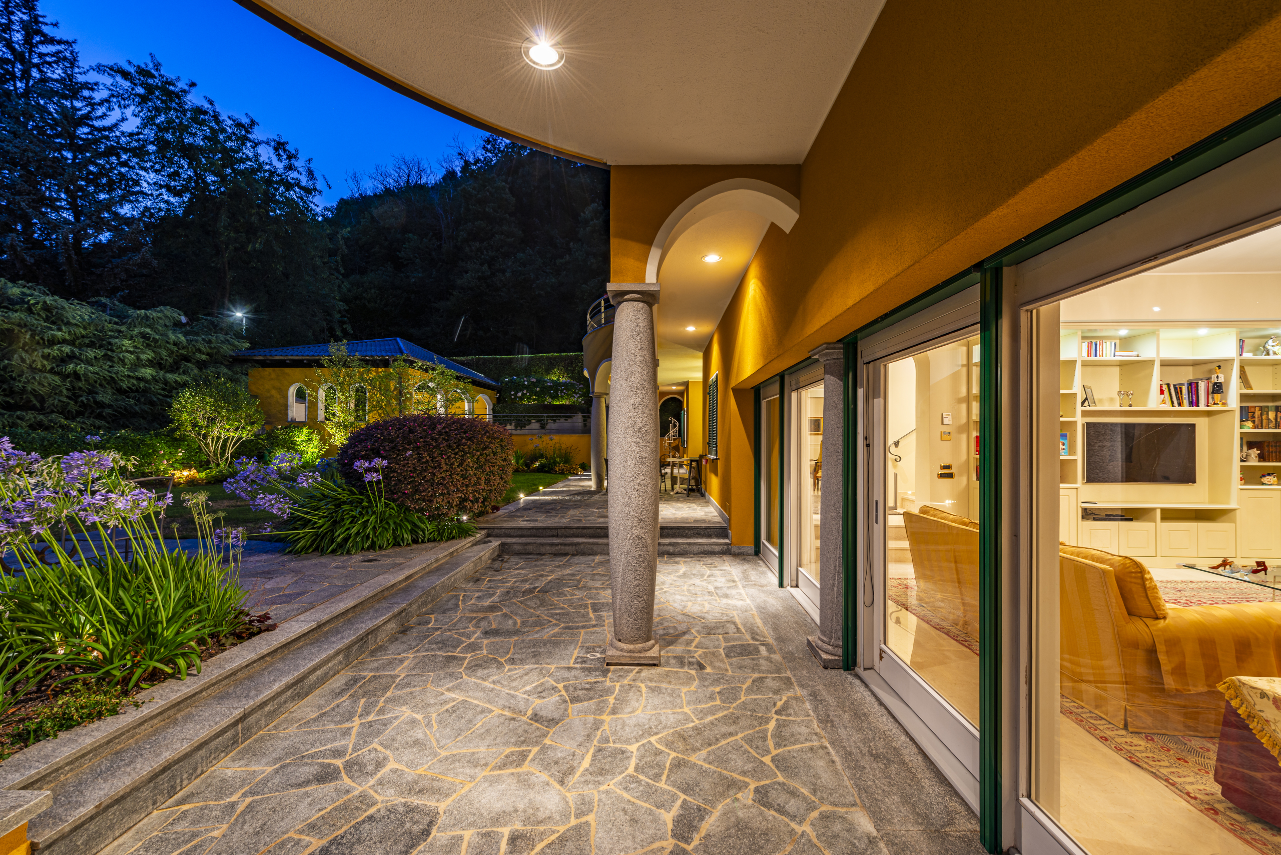 Überdachte Terrassenansicht bei Abendlicht