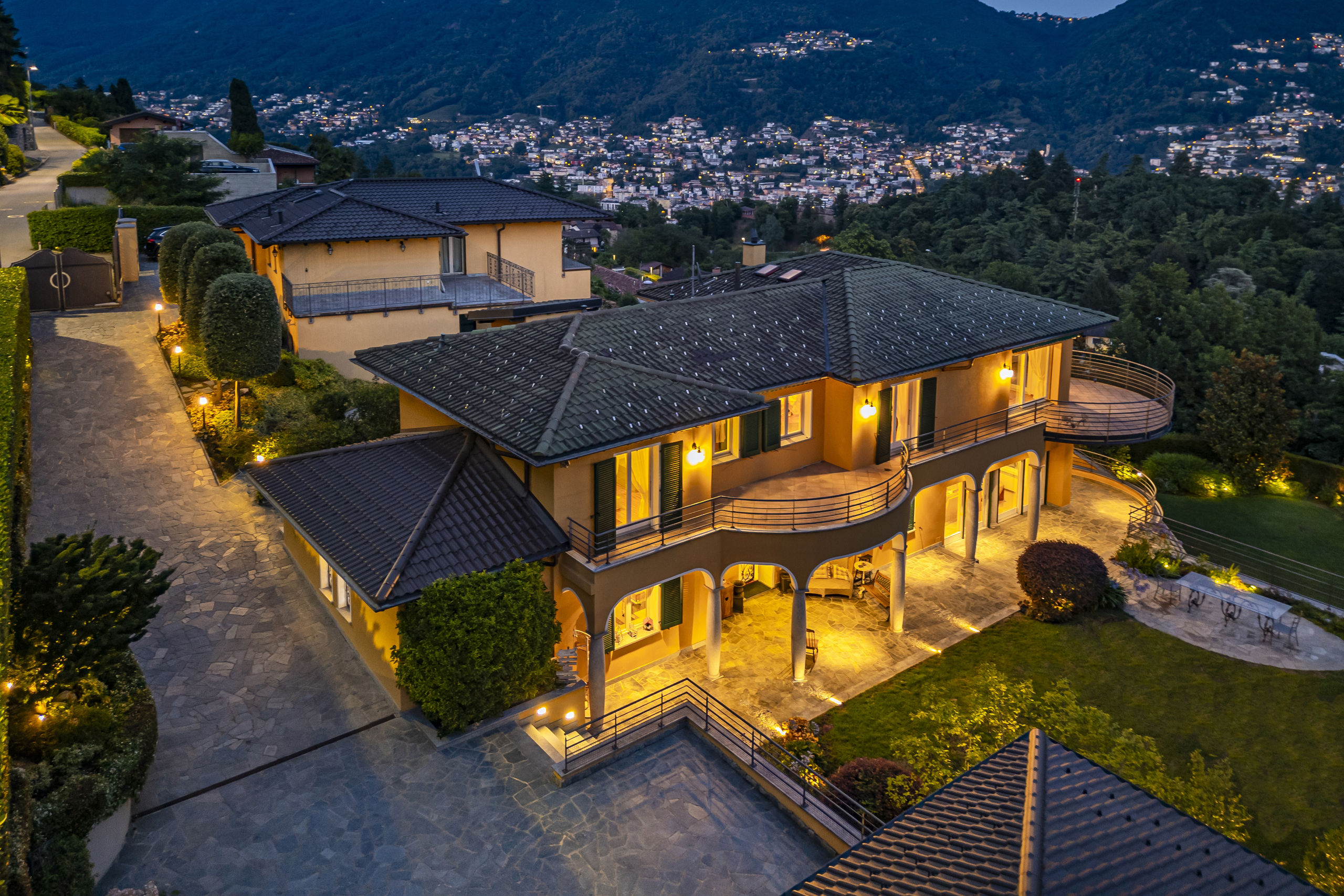 Luxuriöse Villa bei Abenddämmerung mit Panoramablick