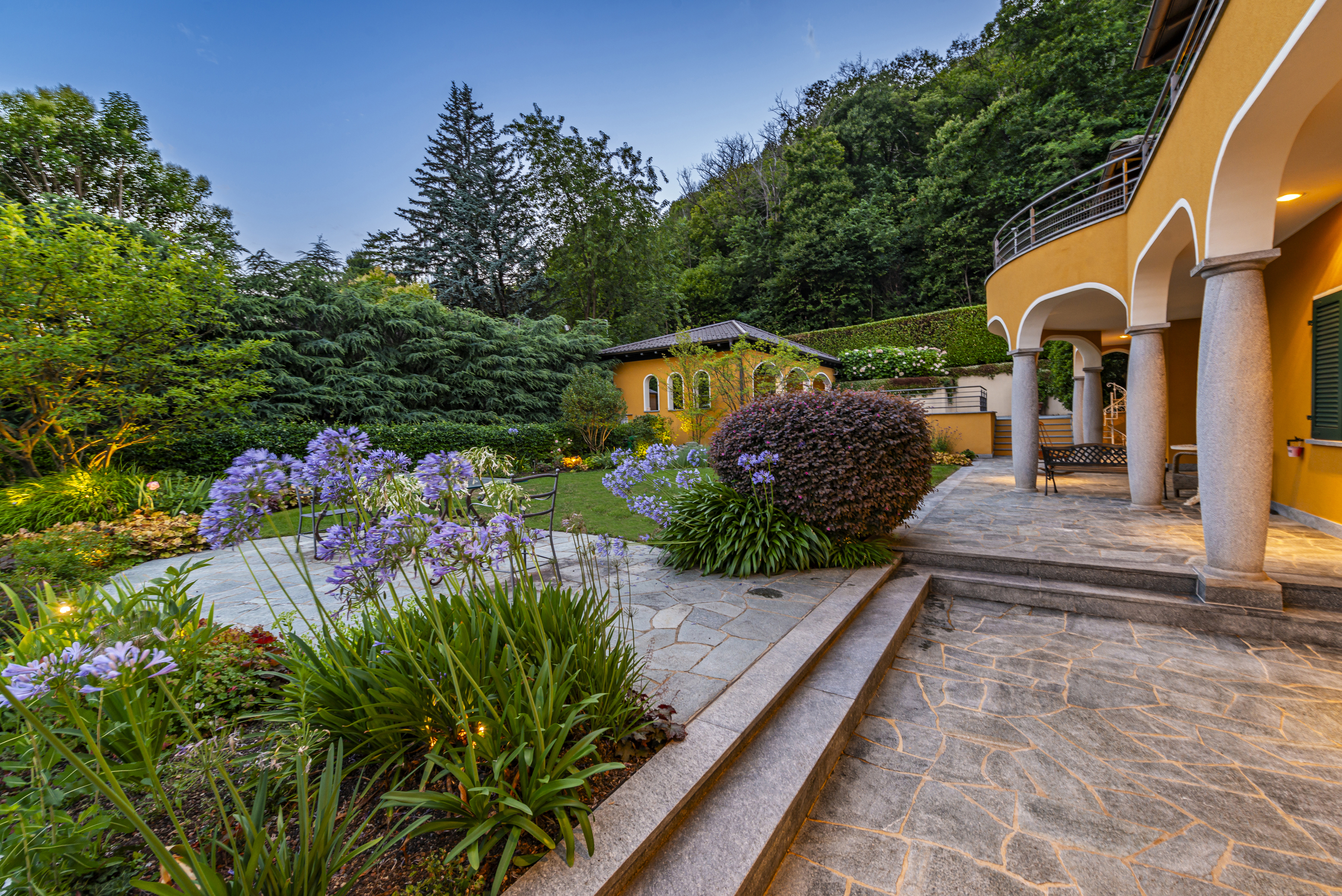 Mediterraner Außenbereich mit Garten und Arkaden