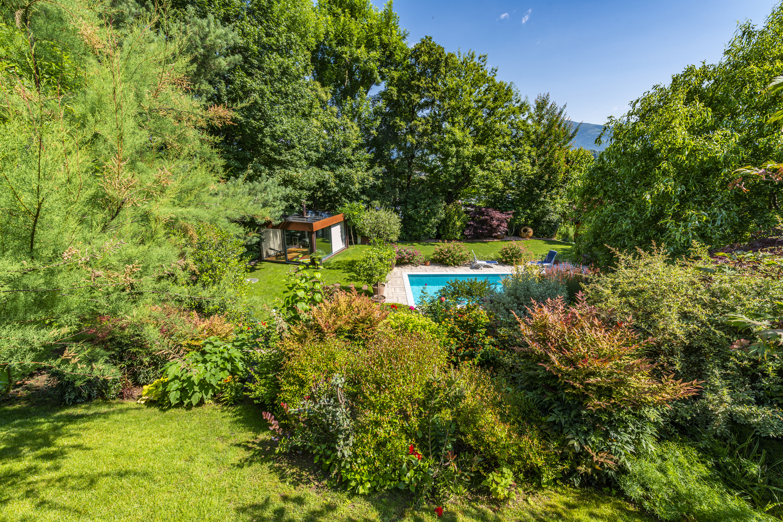 Großer Garten mit Pool