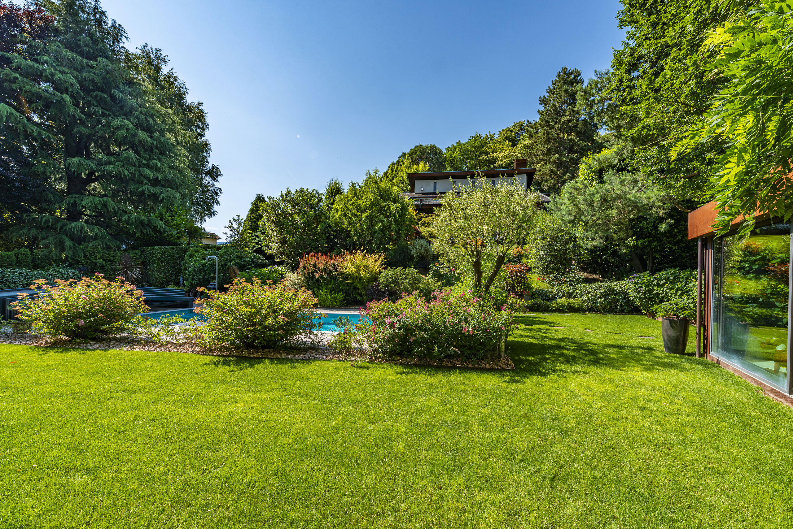 Großer grüner Garten mit Pool