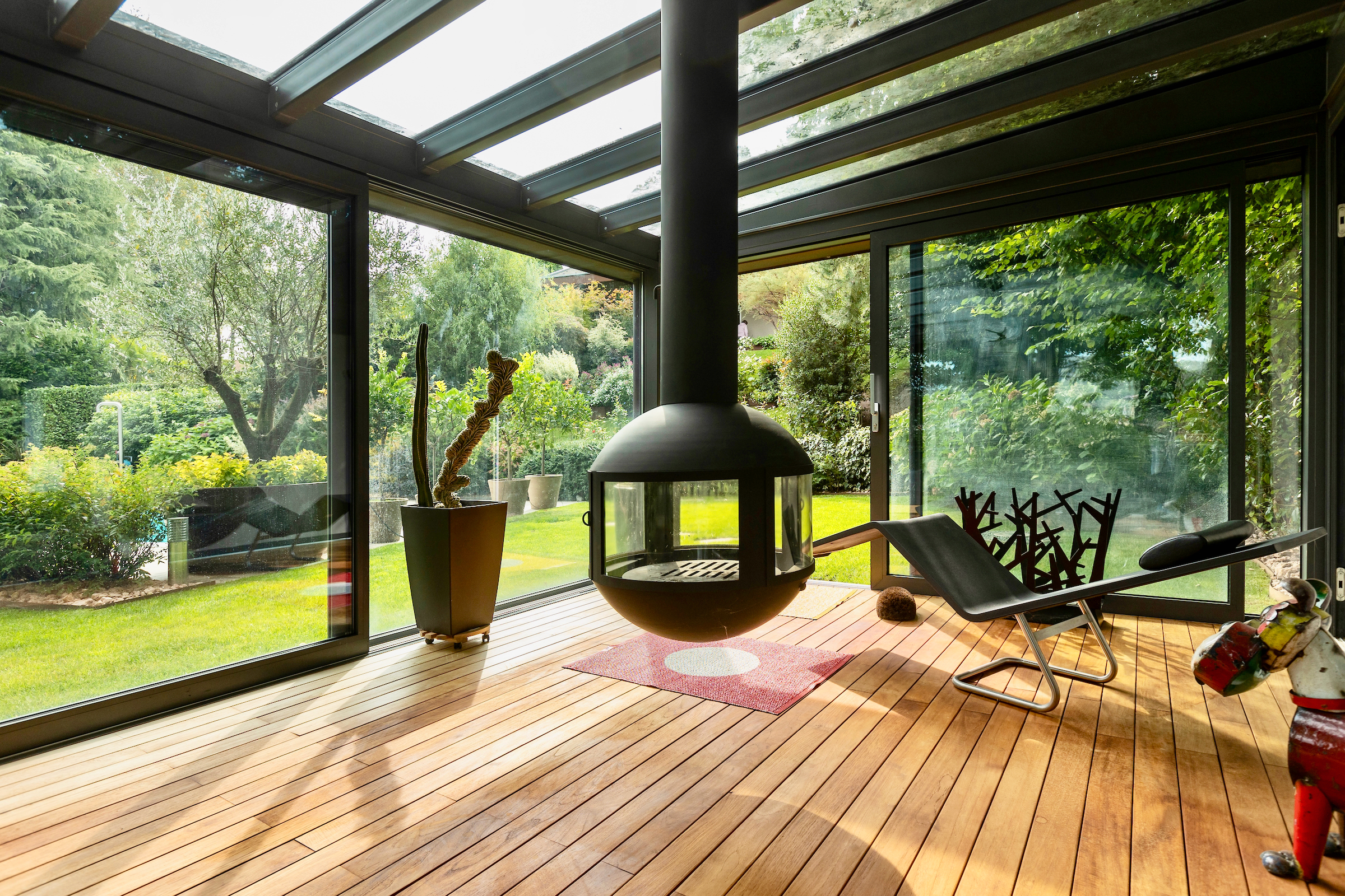Wintergarten mit Kamin und Gartenblick