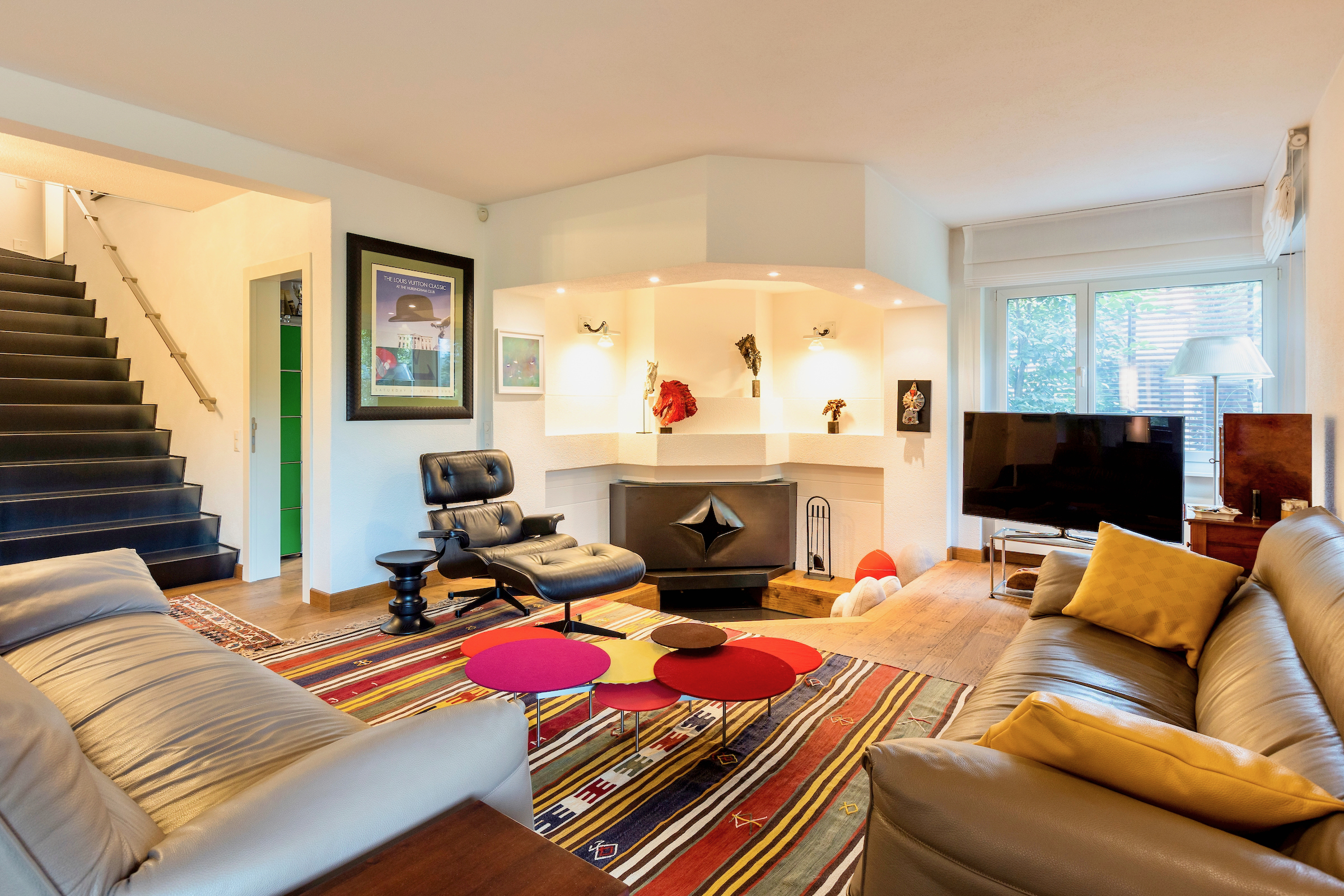Modernes Wohnzimmer mit Design-Möbeln und Kamin