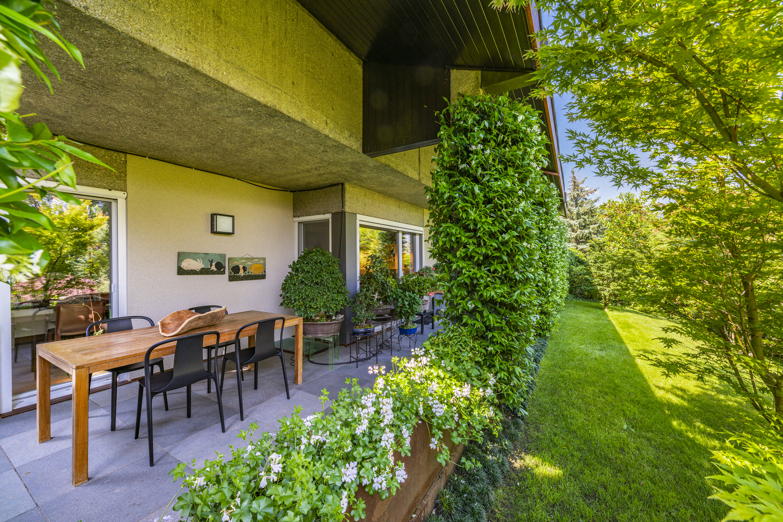 Überdachte Terrasse mit Gartenblick