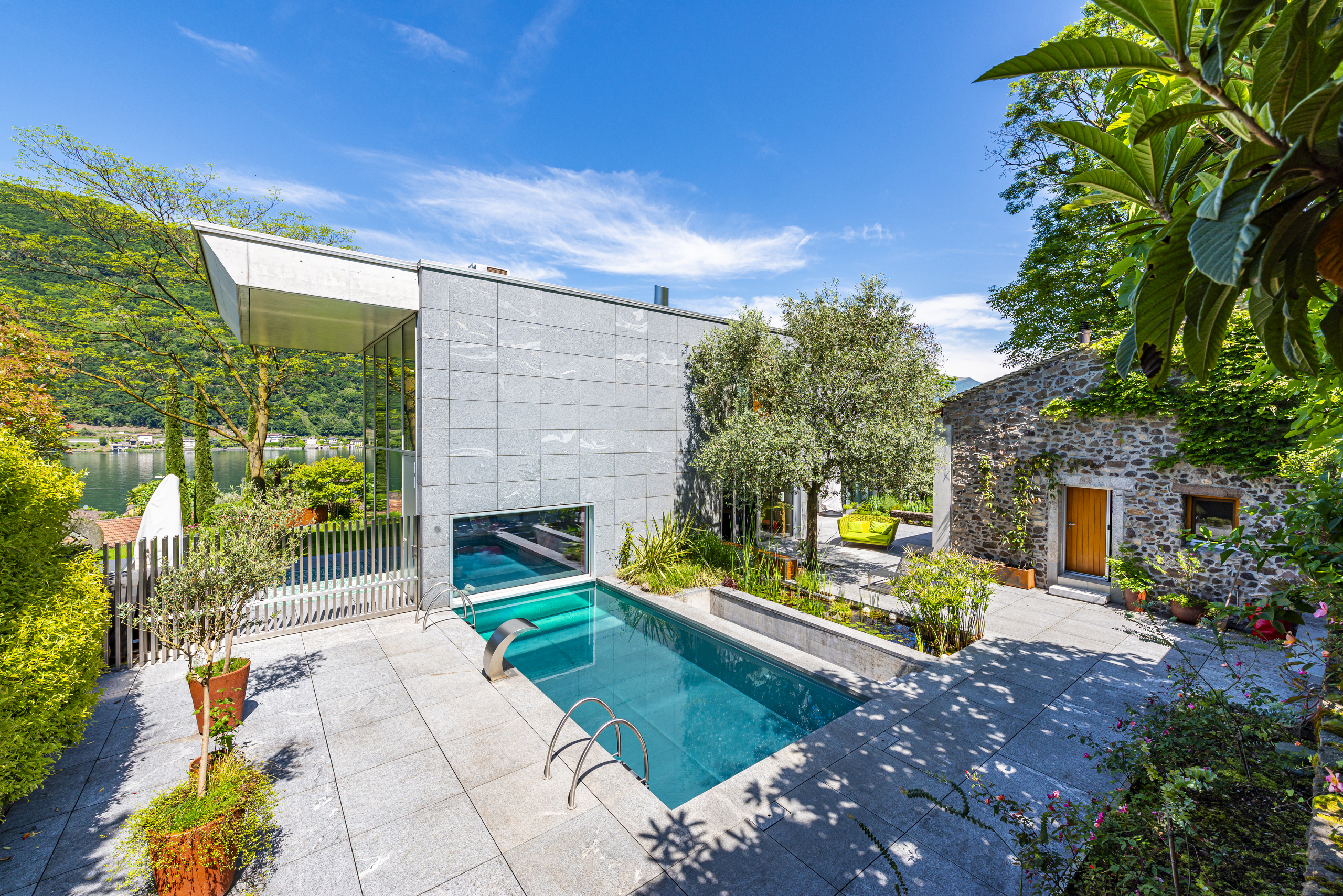 Luxuriöser Außenbereich mit Pool und Seeblick