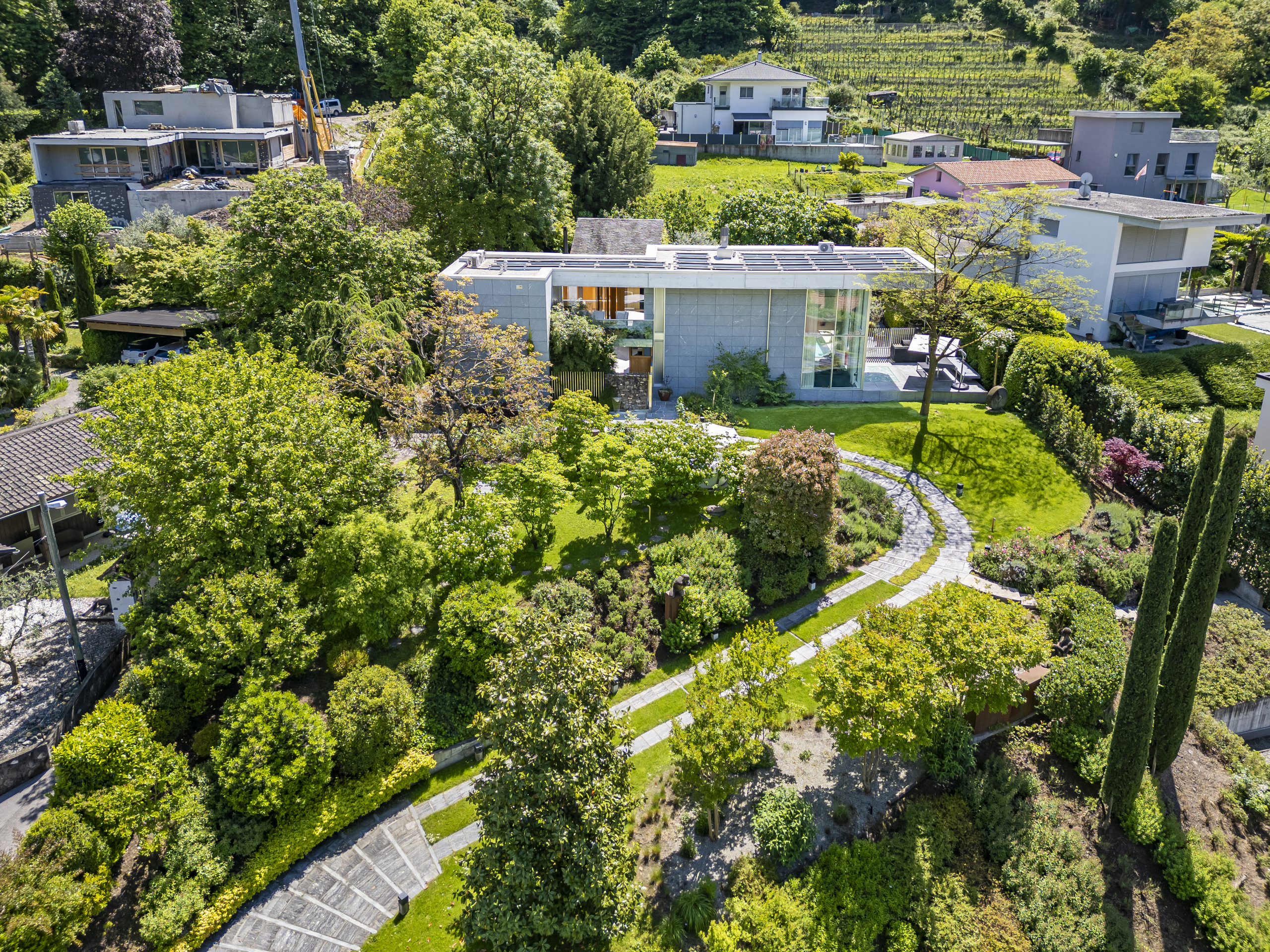 Aerialansicht eines großzügigen Anwesens mit parkähnlichem Garten