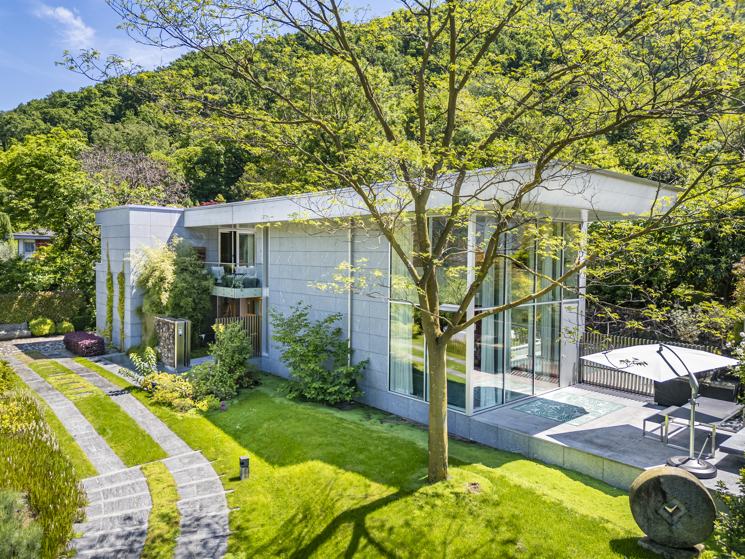 Modernes Einfamilienhaus mit großzügigem Garten