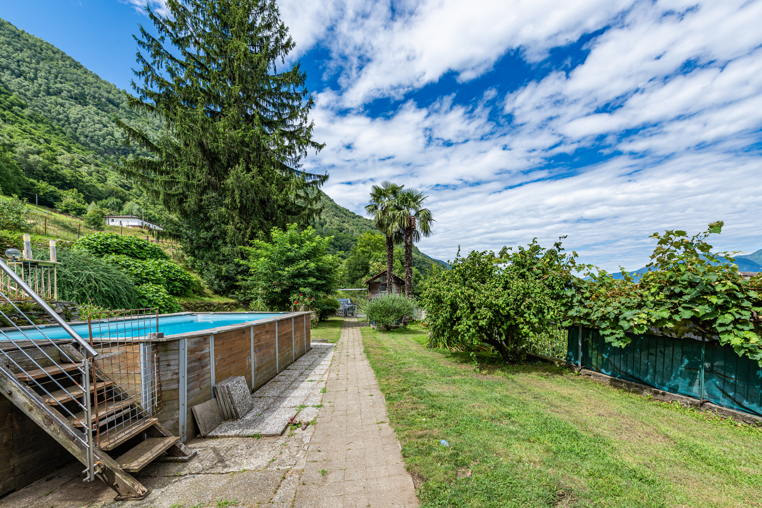 Garten mit Pool und Bergblick