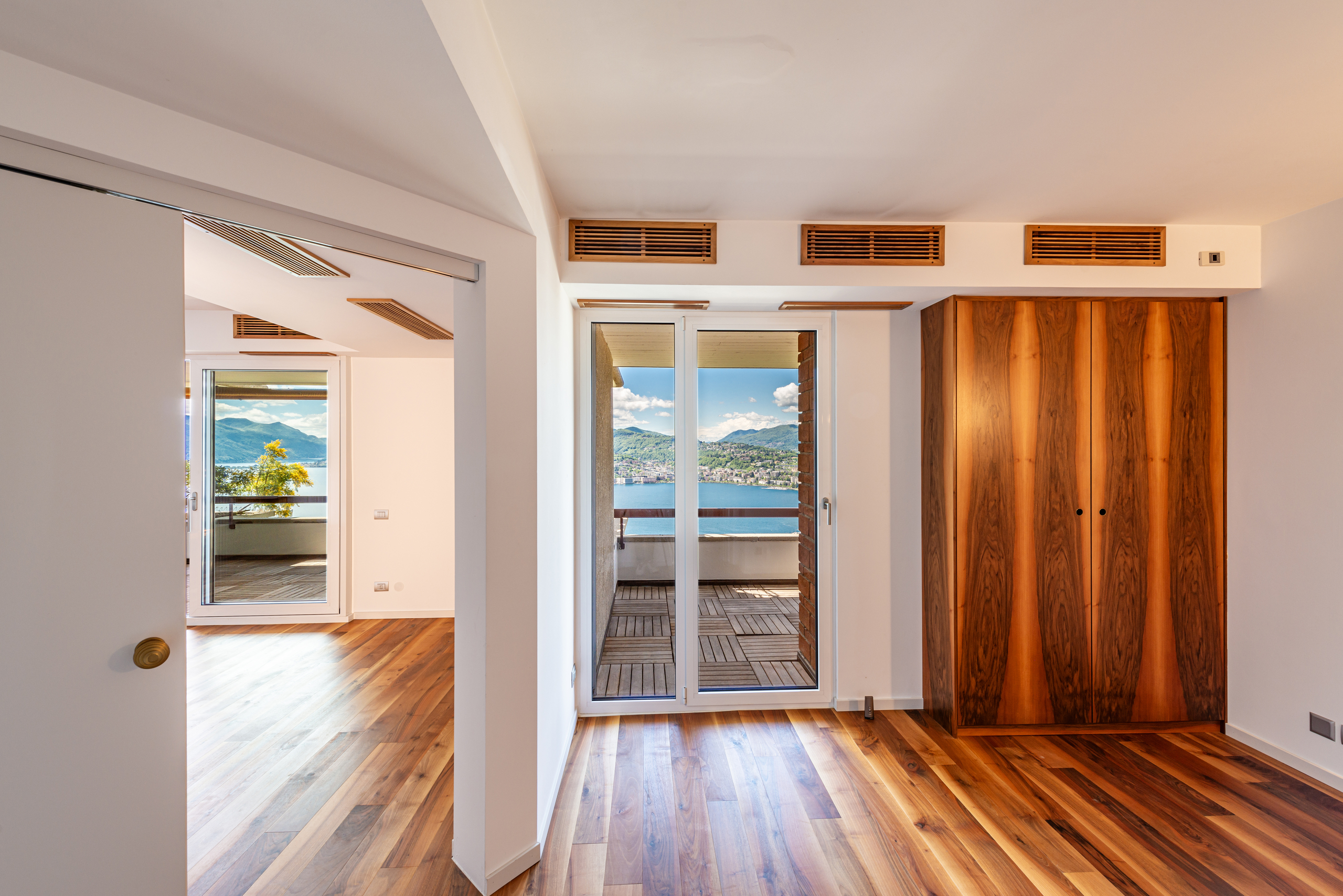 Helles Zimmer mit Seeblick und Einbauschrank