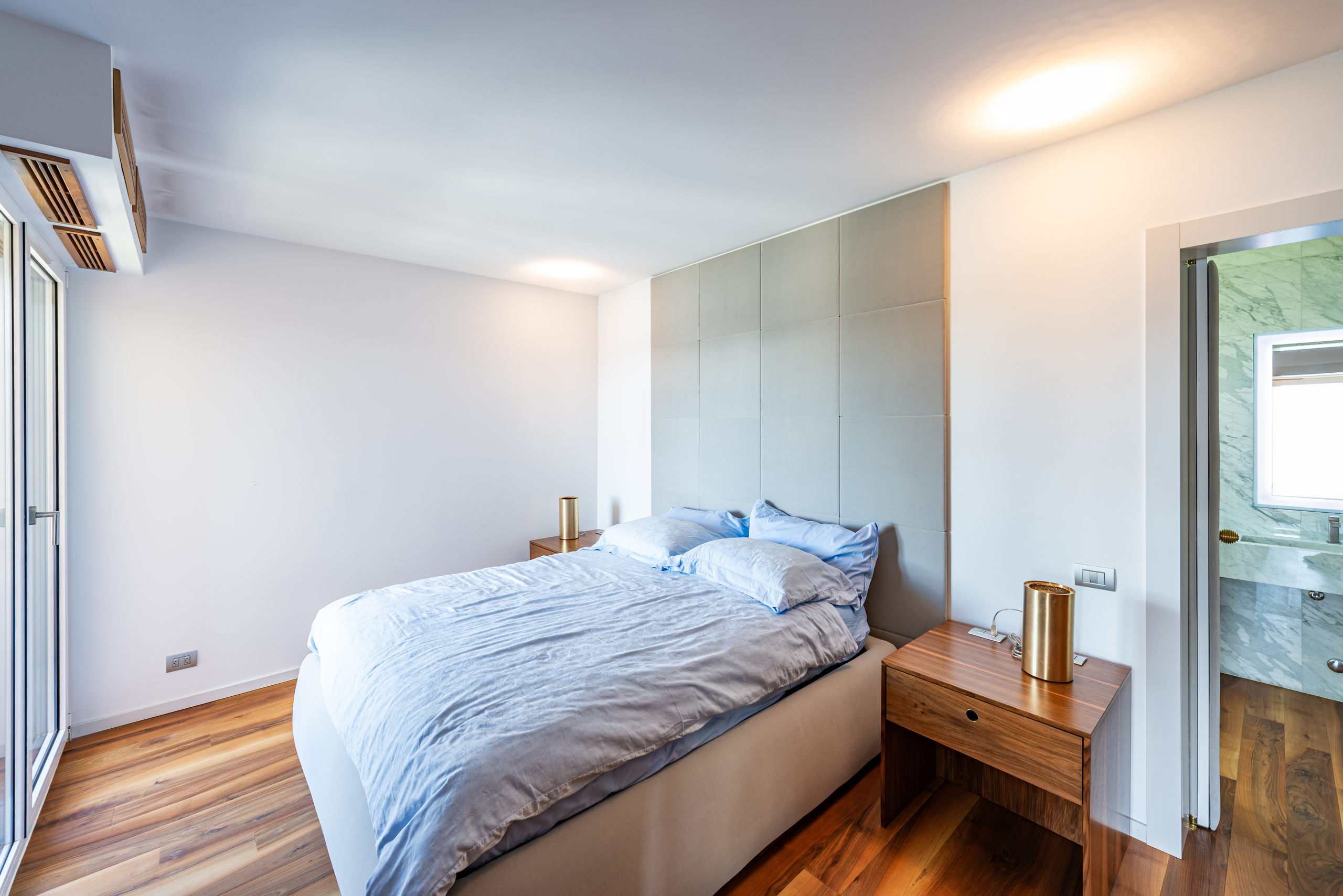 Modernes Schlafzimmer mit angrenzendem Bad