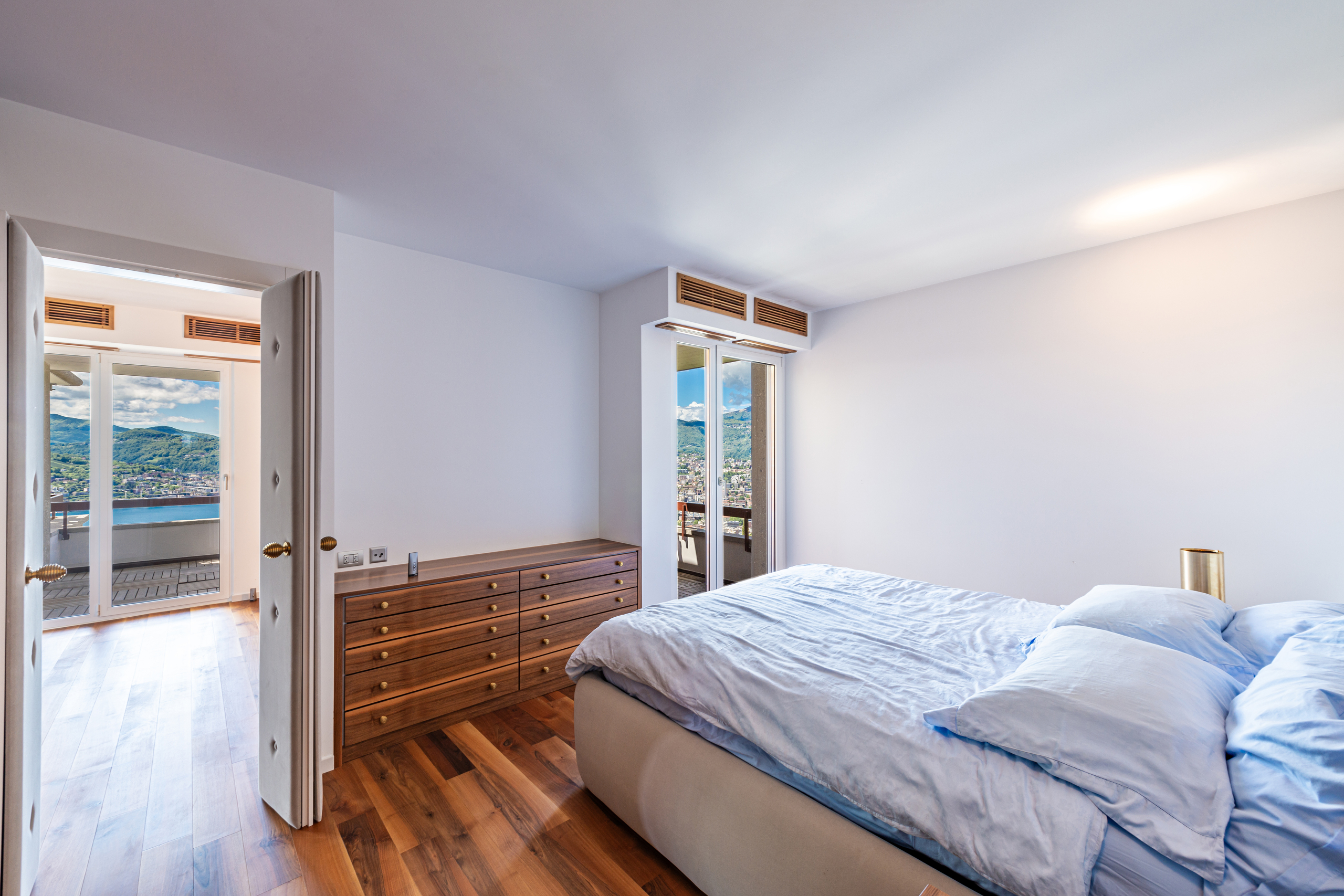 Helles Schlafzimmer mit Bergblick