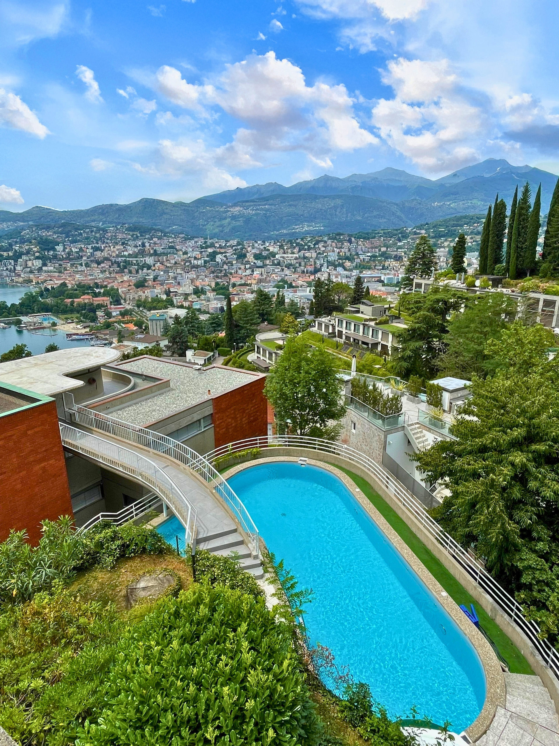 Luxuriöse Hanglage mit Pool und Panorama