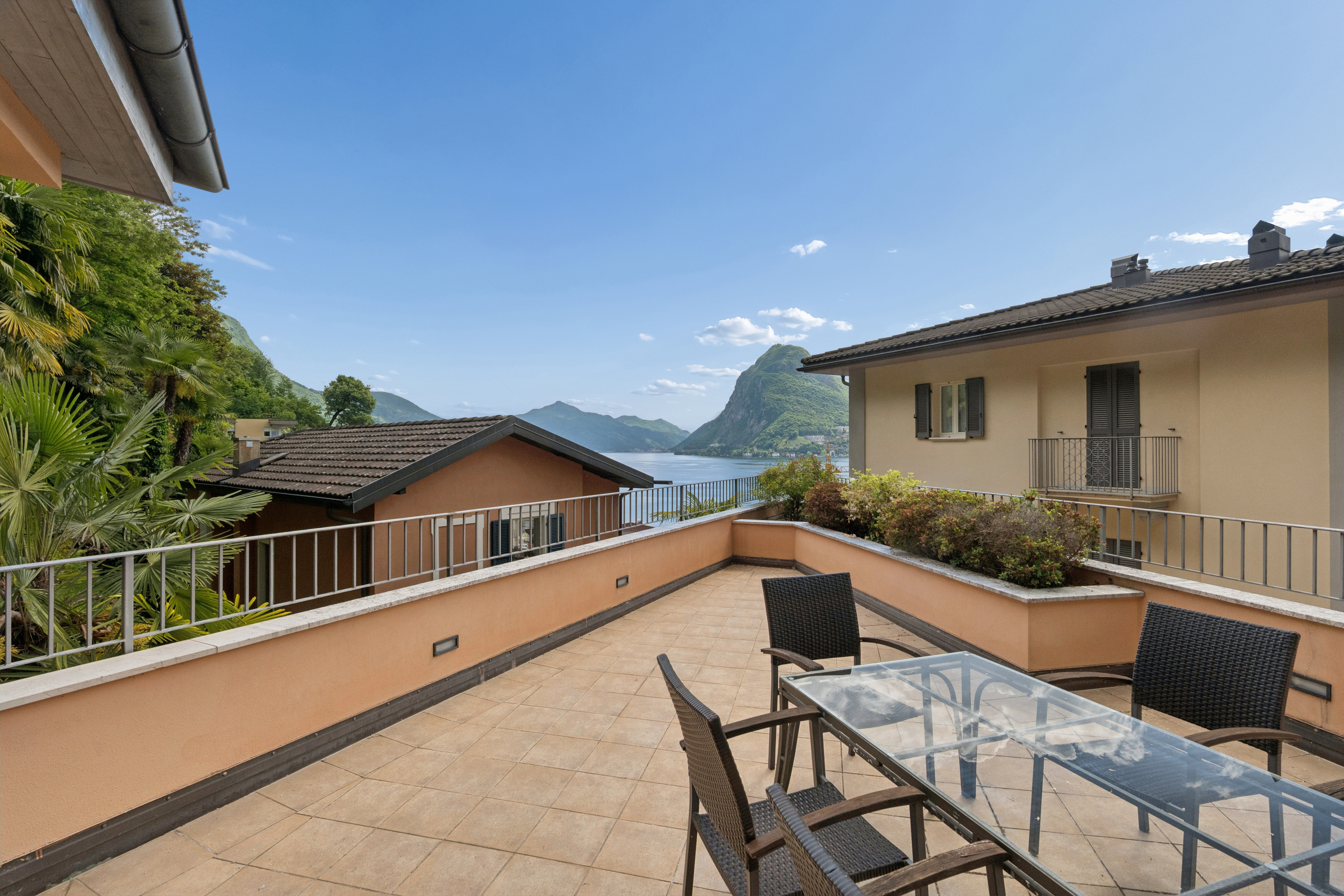 Terrasse mit Seeblick und Bergen