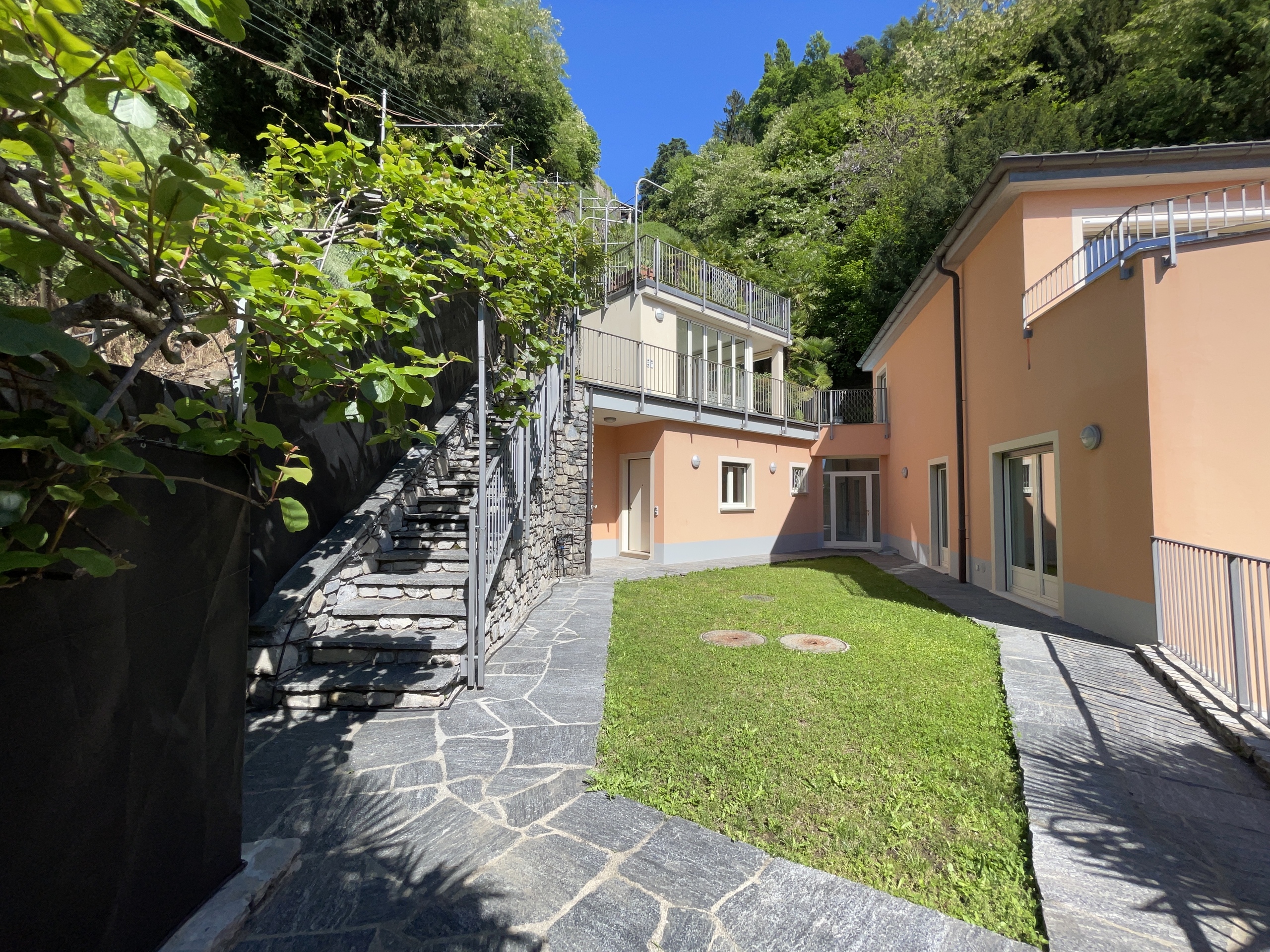 Innenhof mit Wohngebäuden und Grünfläche
