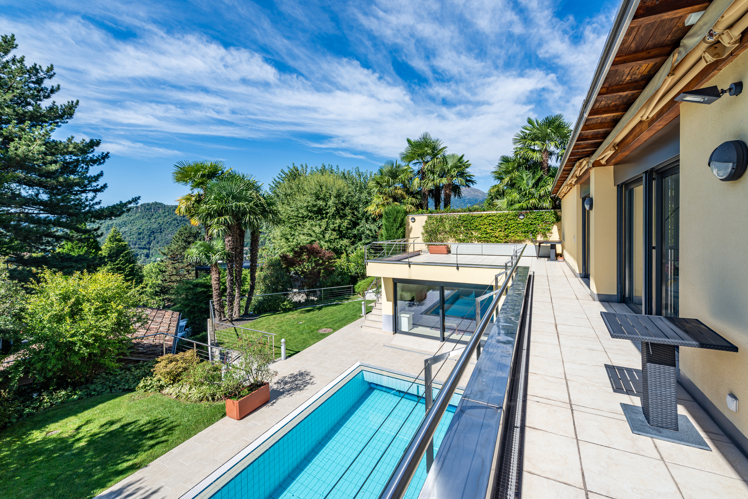 Terrasse mit Pool und Gartenblick