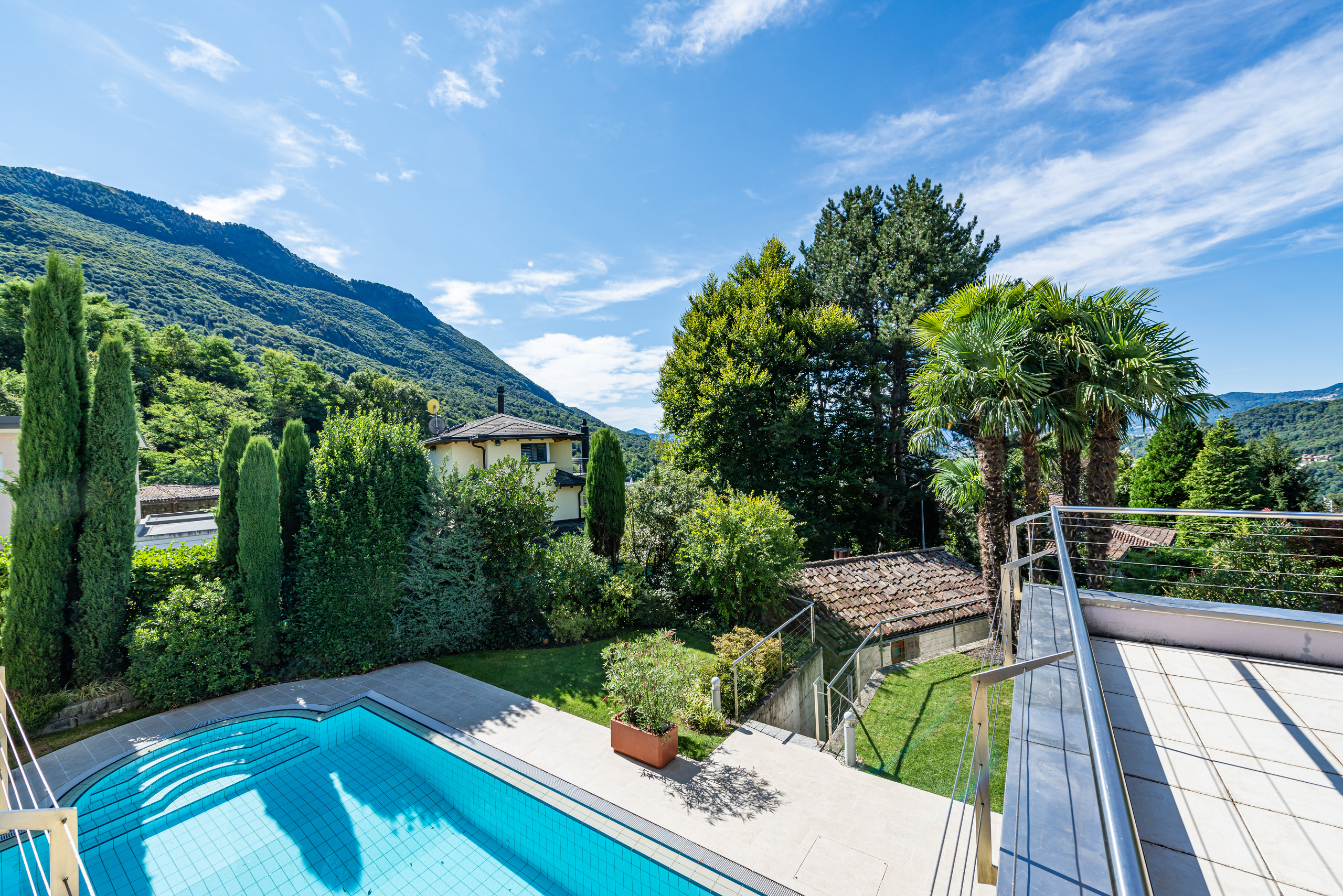 Außenansicht mit Pool und Bergblick