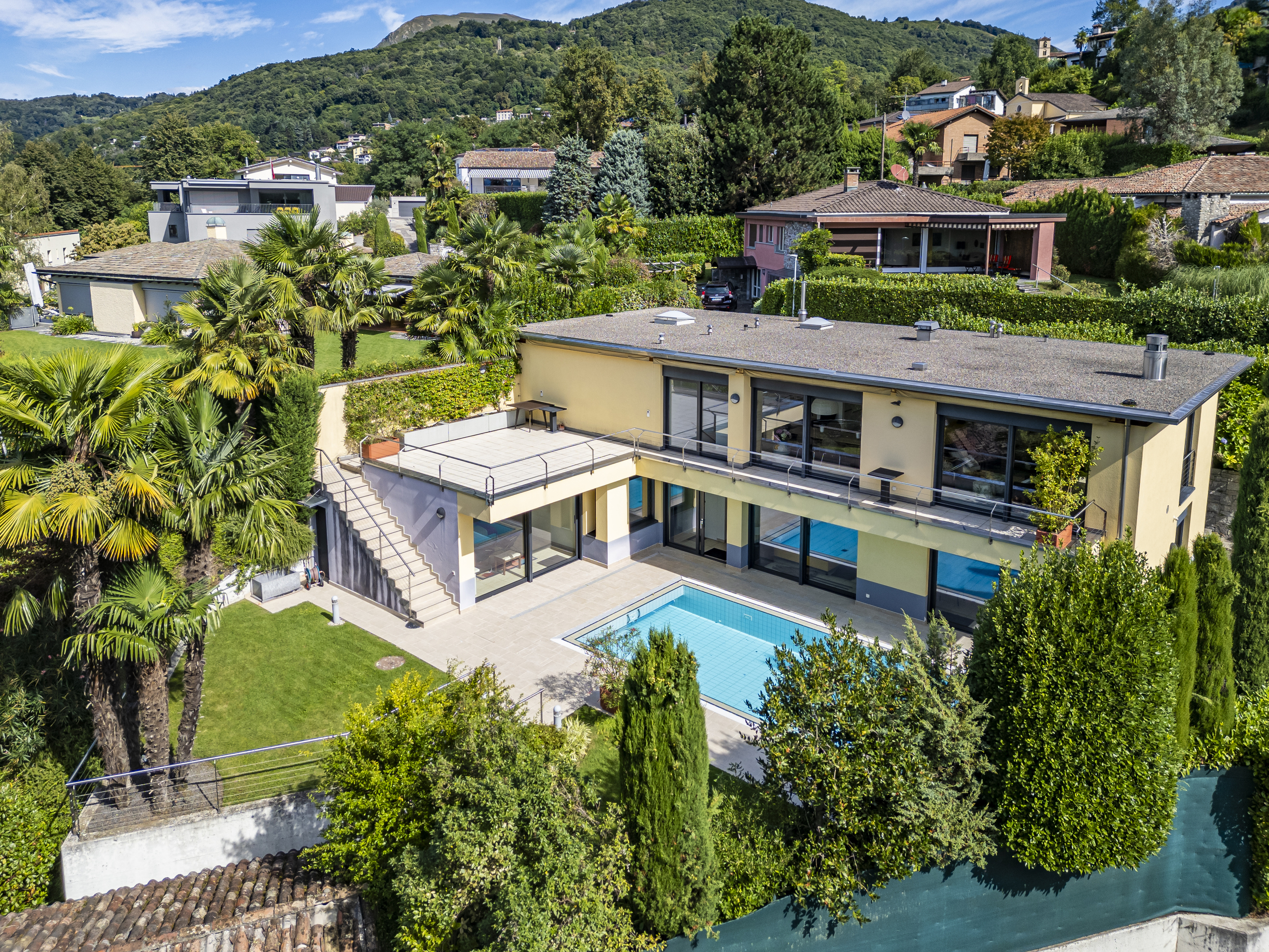 Luxuriöse Villa mit Pool und Garten in Hanglage