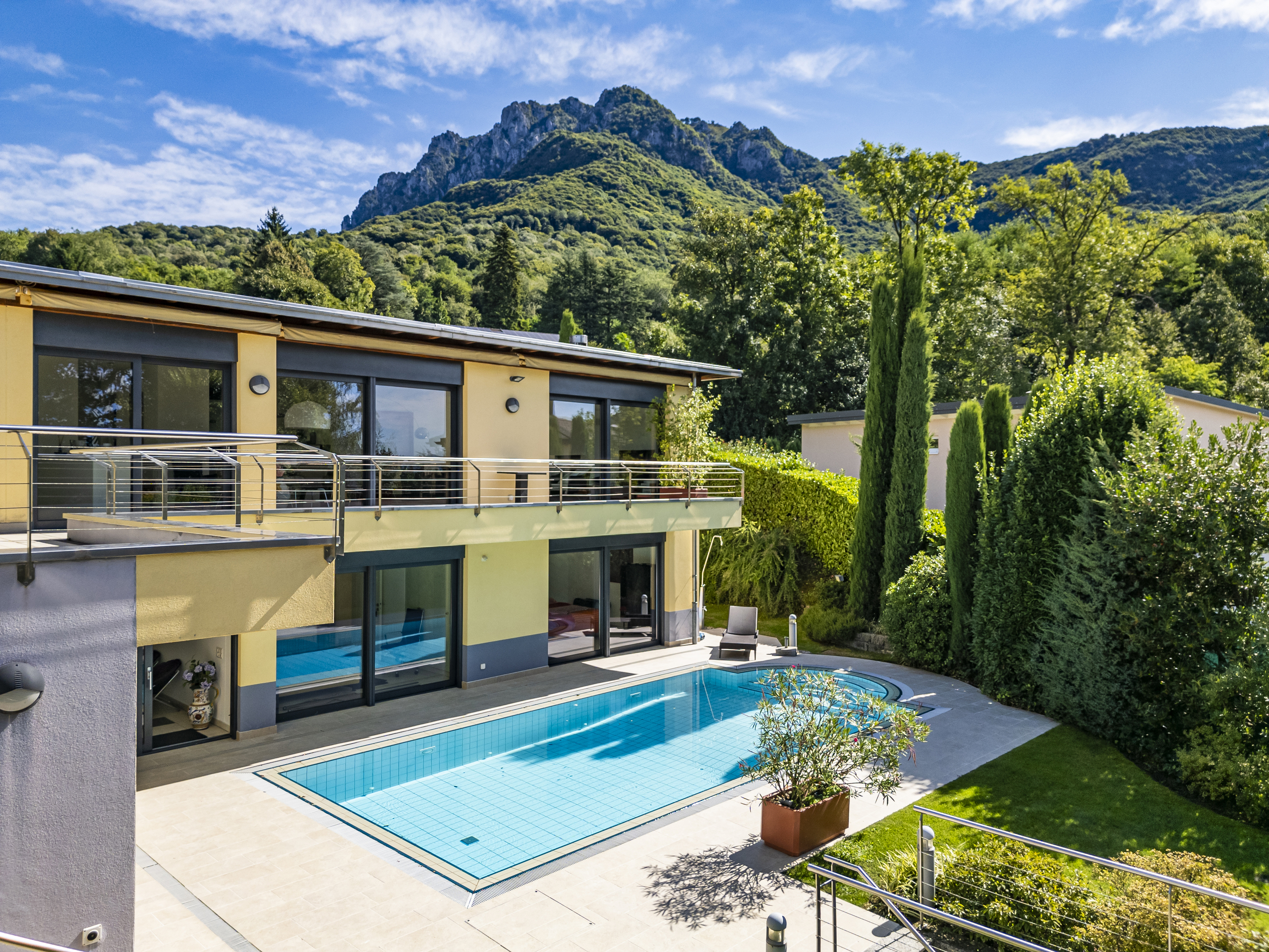 Villa mit Pool und Bergblick